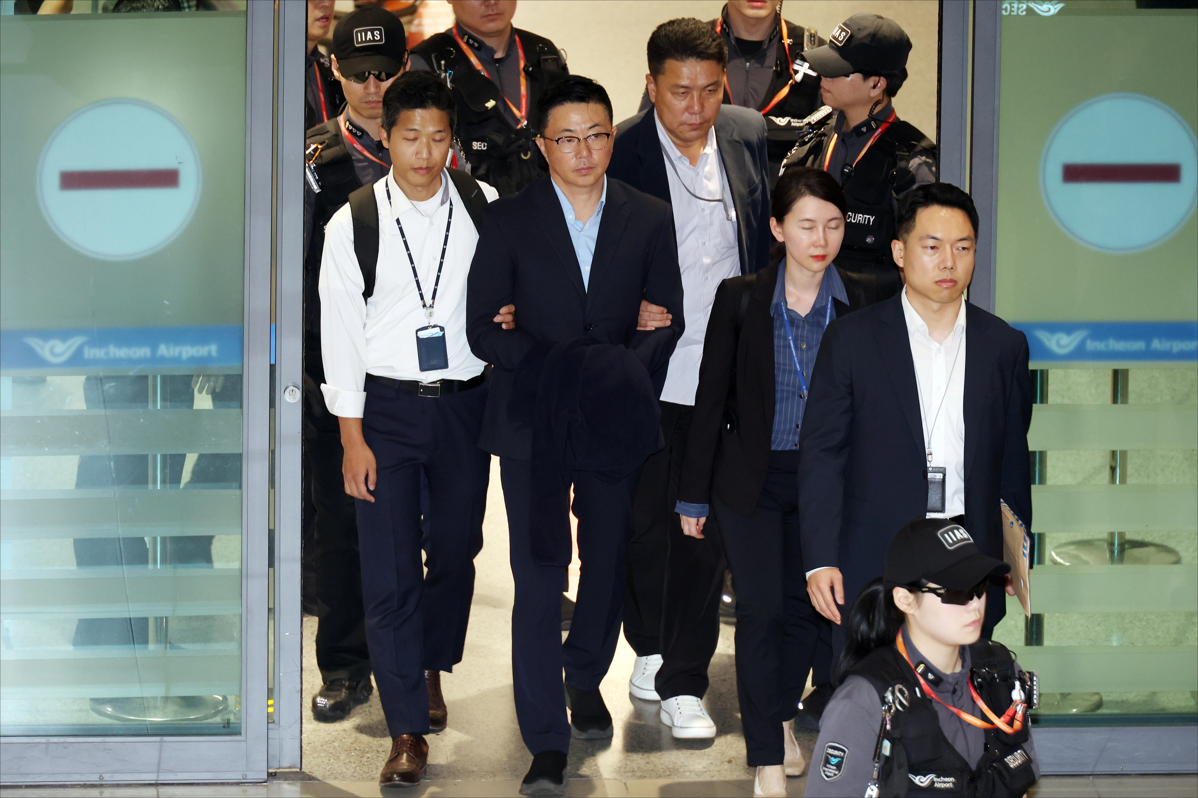 이른바 ‘집사 게이트’의 핵심 인물로 알려진 김예성 씨가 12일 인천국제공항 입국장에서 윤석열 전 대통령의 부인 김건희 여사 관련 의혹을 수사중인 김건희 특검팀(특별검사 민중기) 관계자들에 의해 체포되어 특검 사무실로 향하고 있다. 2025.8.12 홍윤기 기자