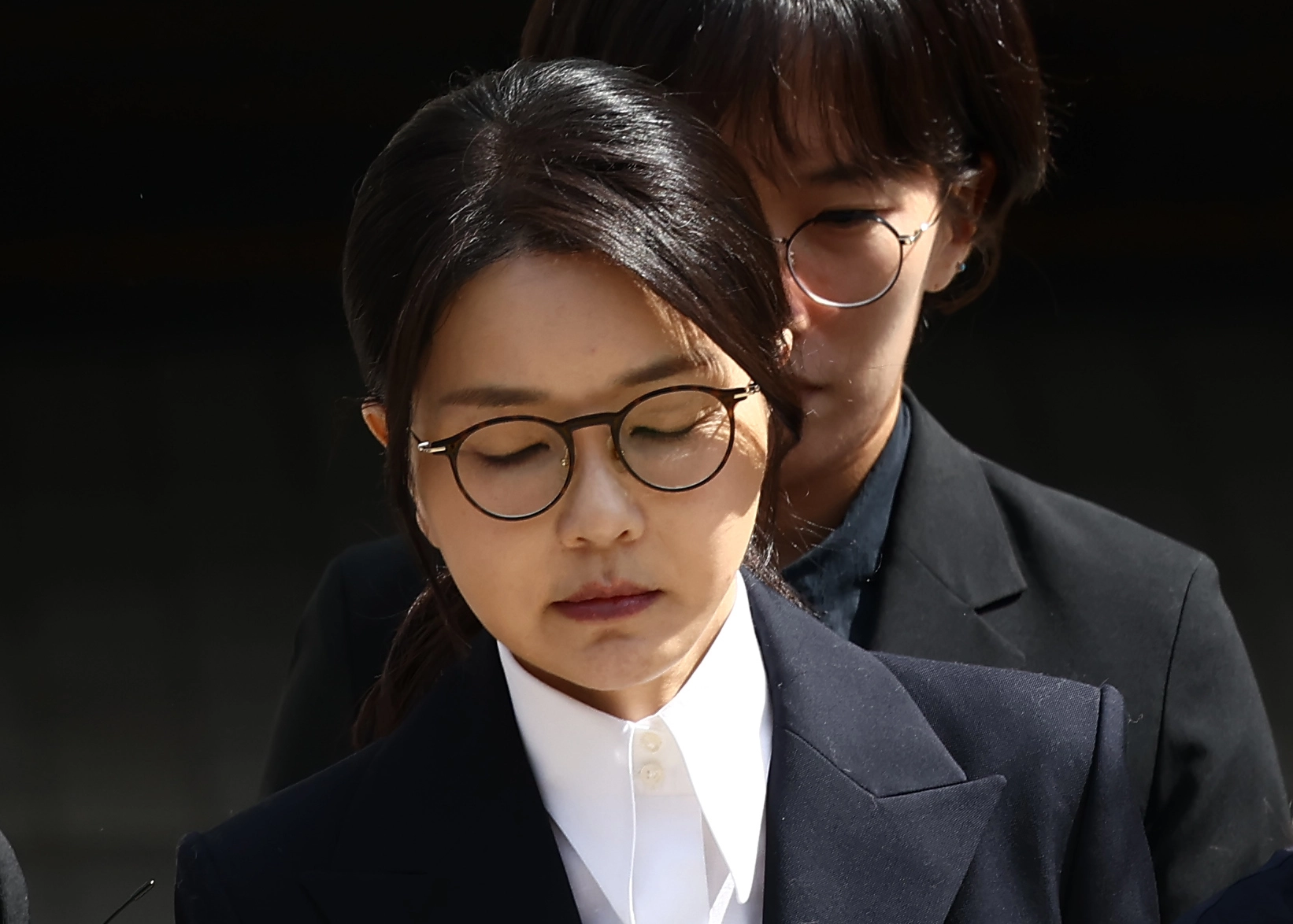 굳은 표정으로 법원 나오는 김건희 여사  윤석열 전 대통령 부인 김건희 여사가 12일 오후 서울 서초구 서울중앙지법에서 열린 구속 전 피의자 심문(영장실질심사)를 마치고 나오고 있다. 2025.08.12 사진공동취재단