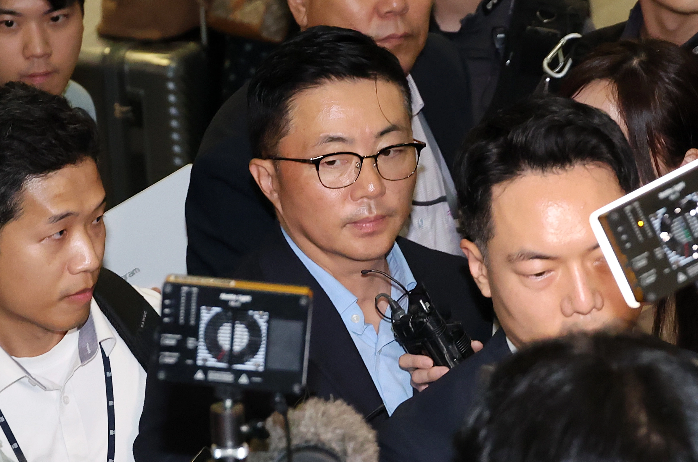 ‘김건희 집사’ 김예성 귀국  김건희 여사 일가의 ‘집사’로 알려진 김예성 씨가 12일 오후 인천국제공항 제1여객터미널을 통해 귀국해 김건희 특검팀(민중기 특별검사)에 체포된 뒤 입국장을 나서고 있다. 2025.8.12 홍윤기 기자