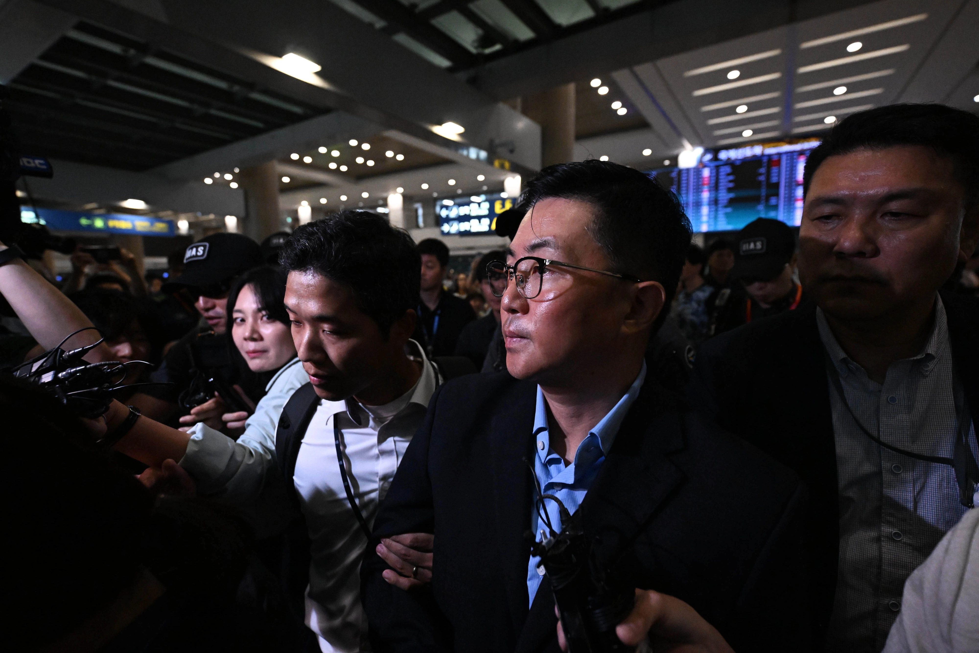 김건희 여사 일가의 ‘집사’로 지목된 김예성씨가 12일 인천국제공항 제1여객터미널을 통해 입국한 뒤 민중기 특별검사팀에 체포돼 이동하고 있다. 2025.8.12 홍윤기 기자