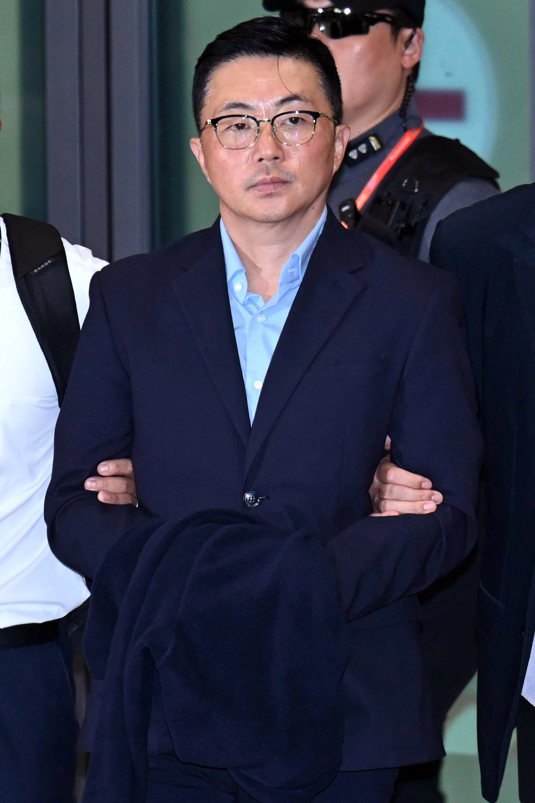 압송되는 집사 김예성  김건희 여사의 집사로 알려진 김예성 씨가 12일 베트남에서 입국 후 인천공항에서 체포돼 압송되고 있다. 2025.8.12 홍윤기 기자