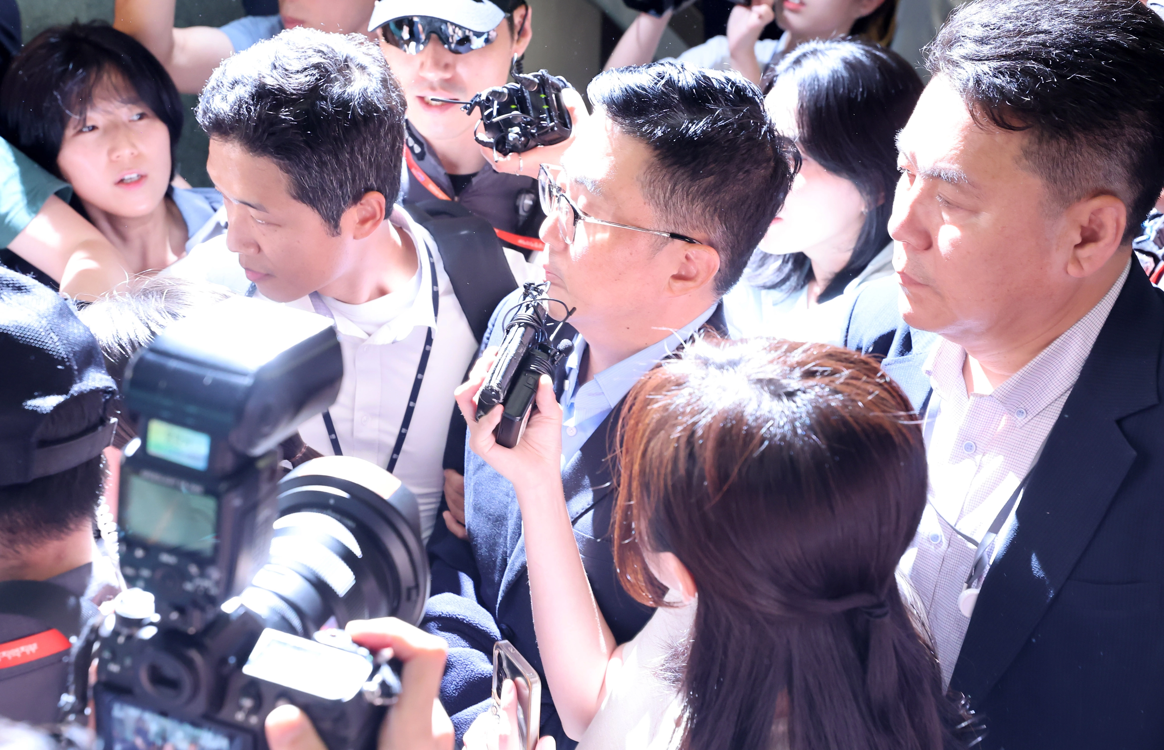 김건희 집사, 김예성씨 입국  김건희 여사 일가의 ‘집사’로 알려진 김예성 씨가 12일 인천국제공항을 통해 입국하고 있다. 윤석열 전 대통령이 파면된 지난 4월 급작스럽게 베트남으로 출국한 이후 약 4개월 만이다. 김 여사 관련 의혹을 수사하는 민중기 특별검사팀은 공항에서 곧바로 김씨를 체포해 조사실로 데려올 방침이다. 2025.8.12 홍윤기 기자