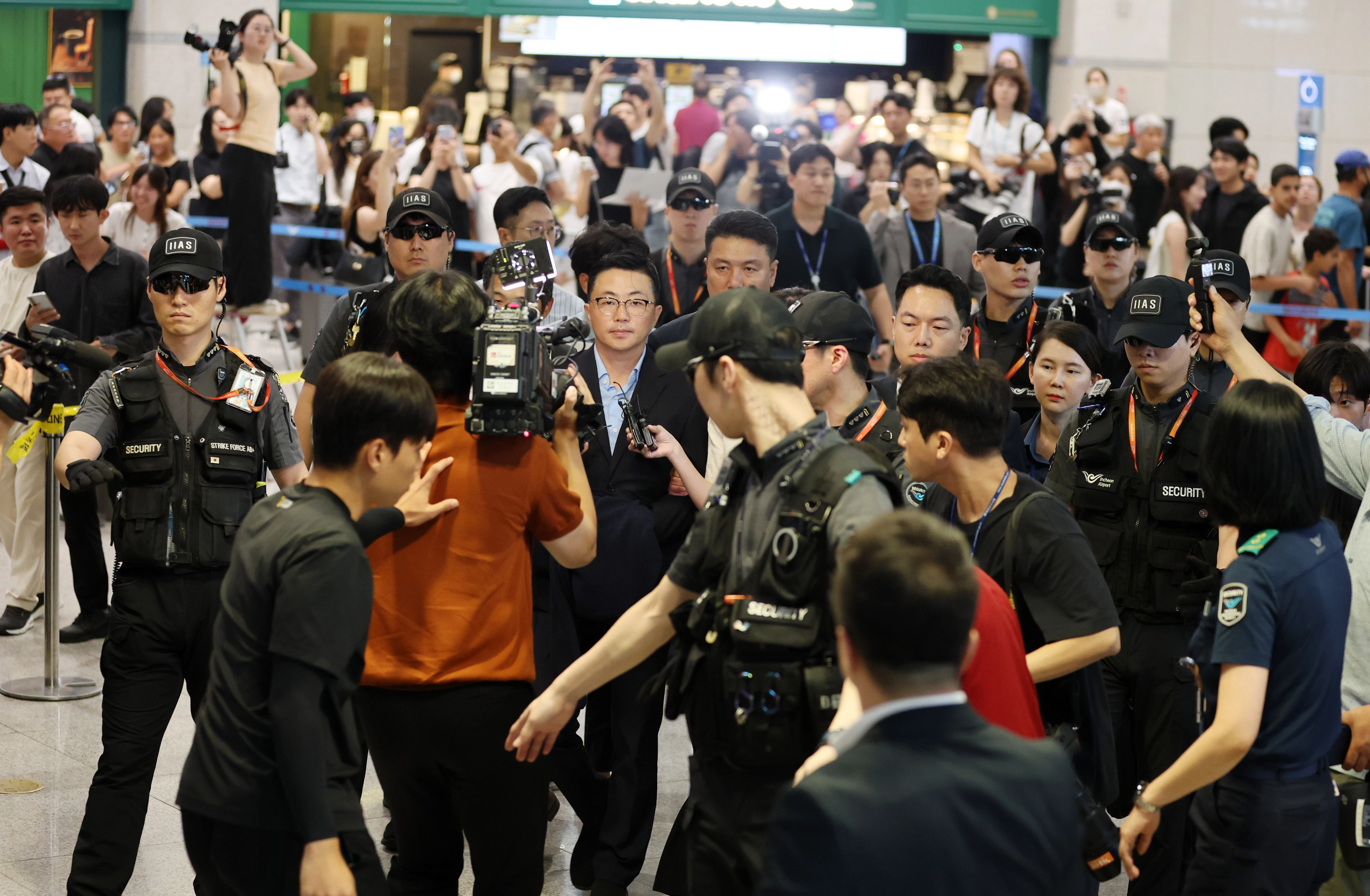 김건희 집사, 김예성씨 입국  김건희 여사 일가의 ‘집사’로 알려진 김예성 씨가 12일 인천국제공항을 통해 입국하고 있다. 윤석열 전 대통령이 파면된 지난 4월 급작스럽게 베트남으로 출국한 이후 약 4개월 만이다. 김 여사 관련 의혹을 수사하는 민중기 특별검사팀은 공항에서 곧바로 김씨를 체포해 조사실로 데려올 방침이다. 2025.8.12 홍윤기 기자
