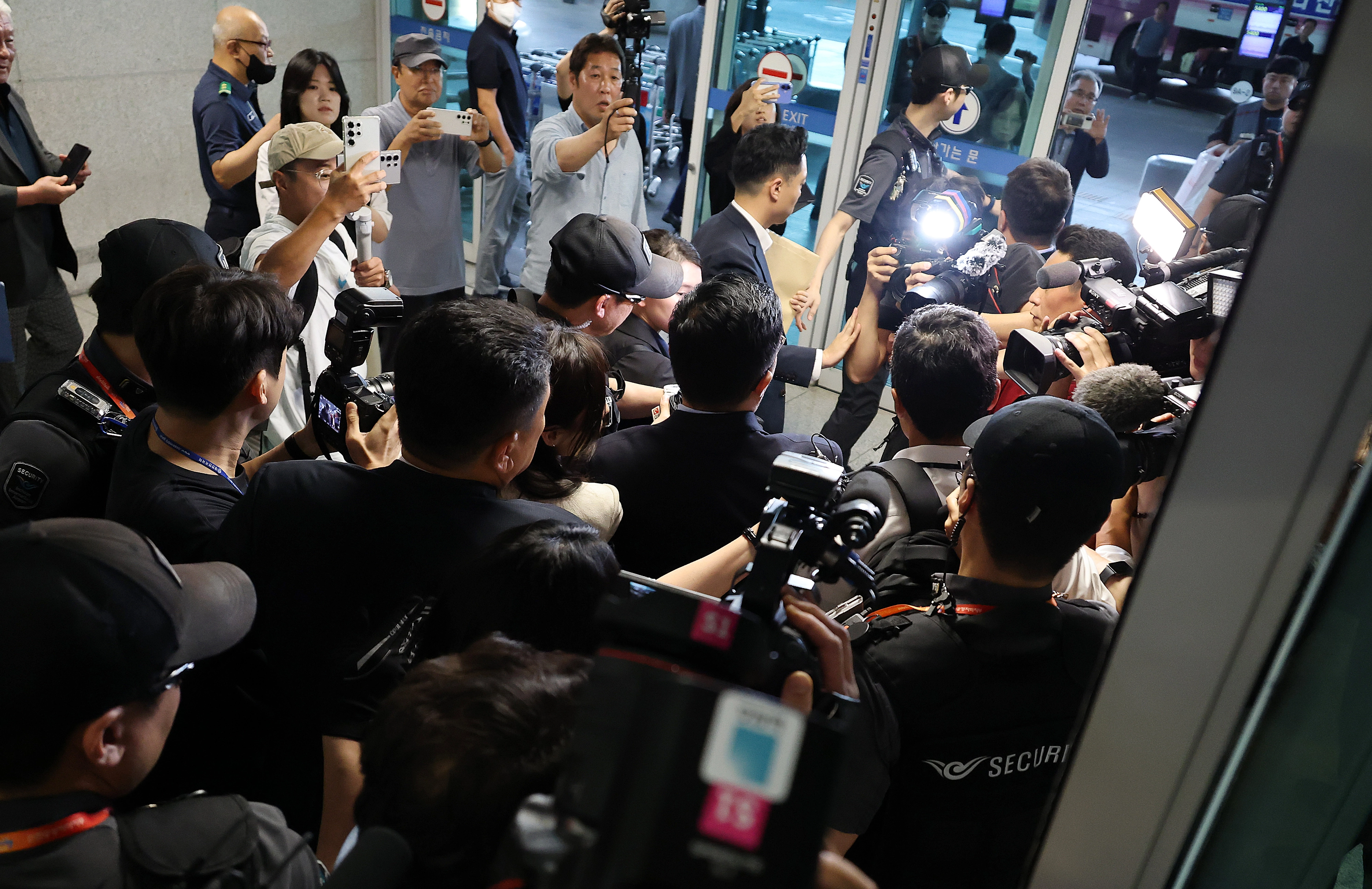 ‘김건희 집사’ 김예성 귀국  김건희 여사 일가의 ‘집사’로 알려진 김예성 씨가 12일 오후 인천국제공항 제1여객터미널을 통해 귀국해 김건희 특검팀(민중기 특별검사)에 체포된 뒤 특검 사무실로 인치되고 있다. 2025.8.12 홍윤기 기자