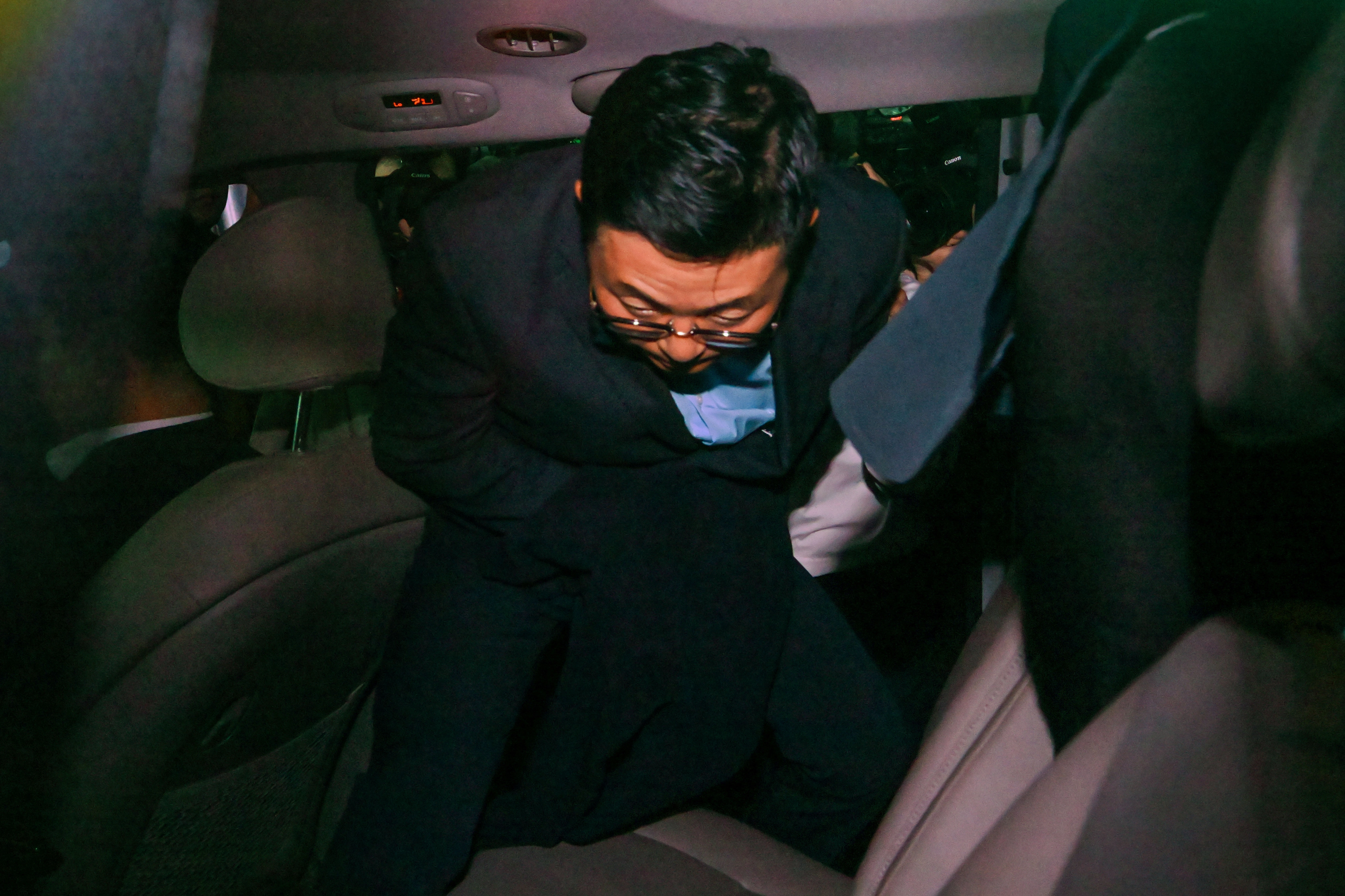 김예성 인천공항 체포  김건희 여사의 최측근으로 이른바 ‘집사 게이트’ 핵심 인물인 김예성이 12일 인천국제공항 제1여객터미널에서 체포된 채 이동하고 있다. 2025.8.12 홍윤기 기자