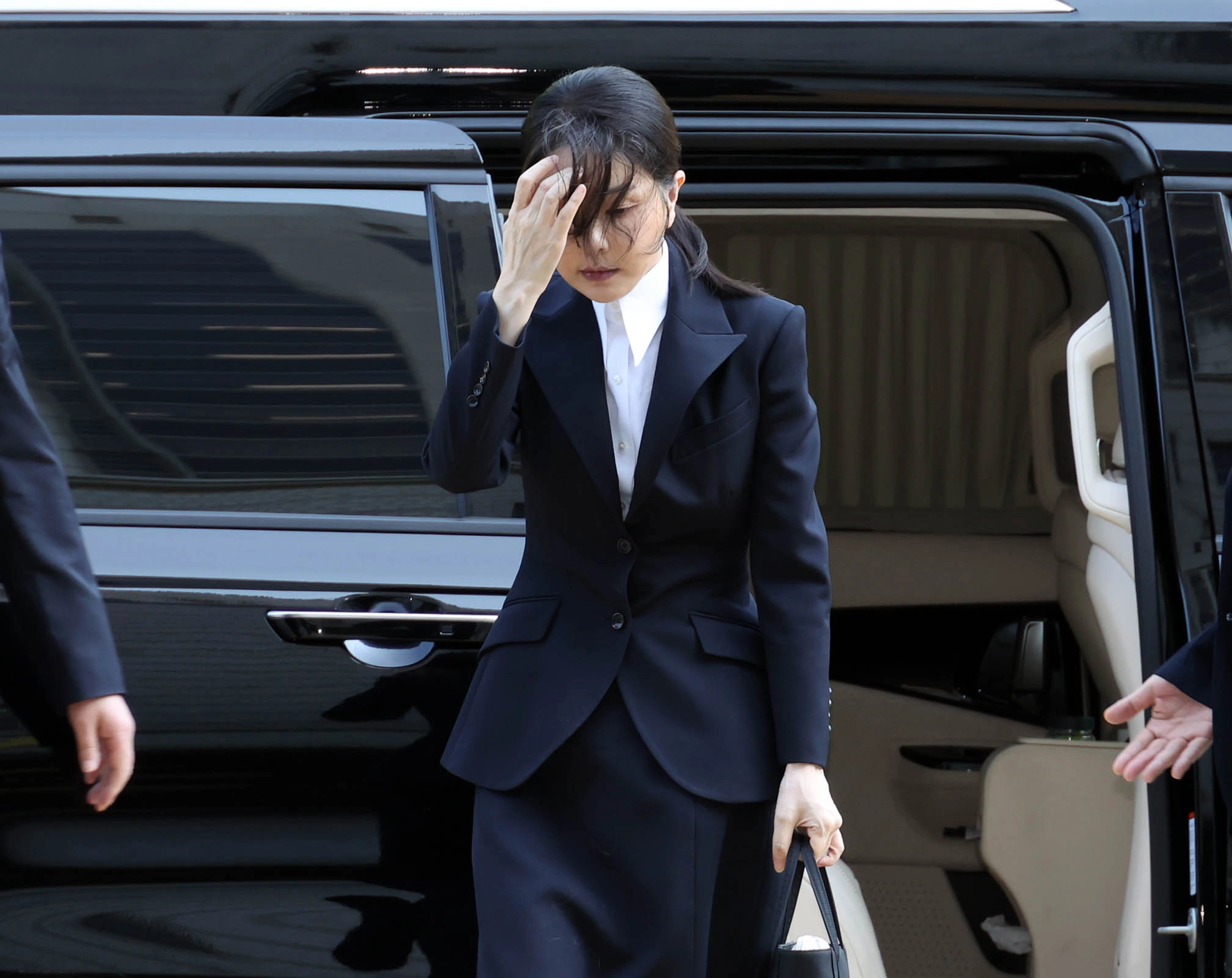 자본시장과 금융투자업에 관한 법률 위반, 정치자금법 위반, 특정범죄 가중처벌 등에 관한 법률 위반(알선수재) 등의 혐의를 받는 윤석열 전 대통령 부인 김건희 씨가 12일 오전 서울 서초구 서울중앙지법에서 열린 구속 전 피의자 심문(영장실질심사)에 출석하고 있다. 2025.08.12 사진공동취재단