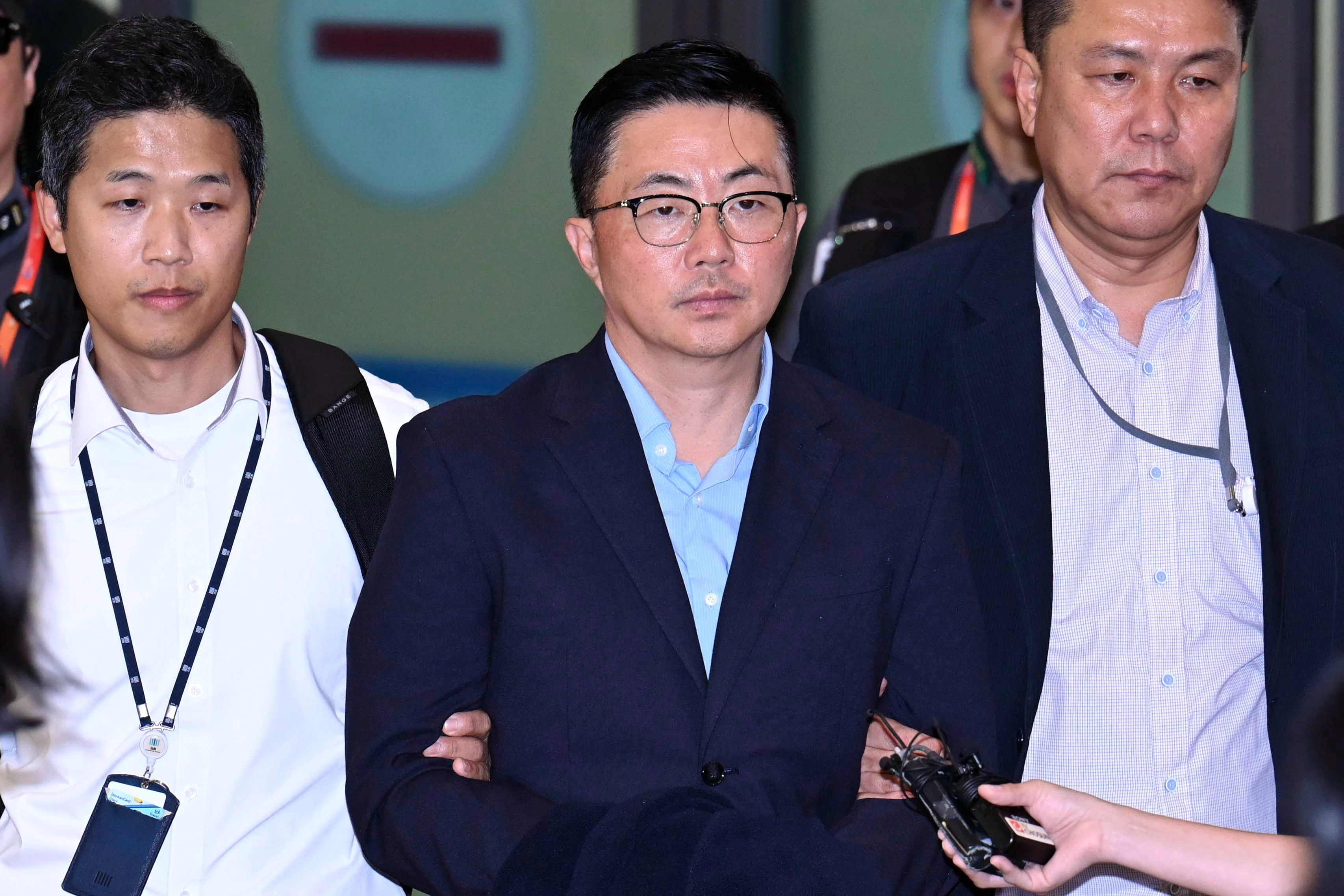공항에서 체포된 김건희 ‘집사’  김건희 여사 일가의 ‘집사’로 지목된 김예성(가운데)씨가 12일 오후 인천국제공항 제1여객터미널을 통해 입국하자마자 민중기 특별검사팀에 체포돼 이동하고 있다. 김씨는 윤석열 전 대통령이 파면된 지난 4월 급작스럽게 베트남으로 출국한 이후 약 4개월 만에 귀국했다.
홍윤기 기자