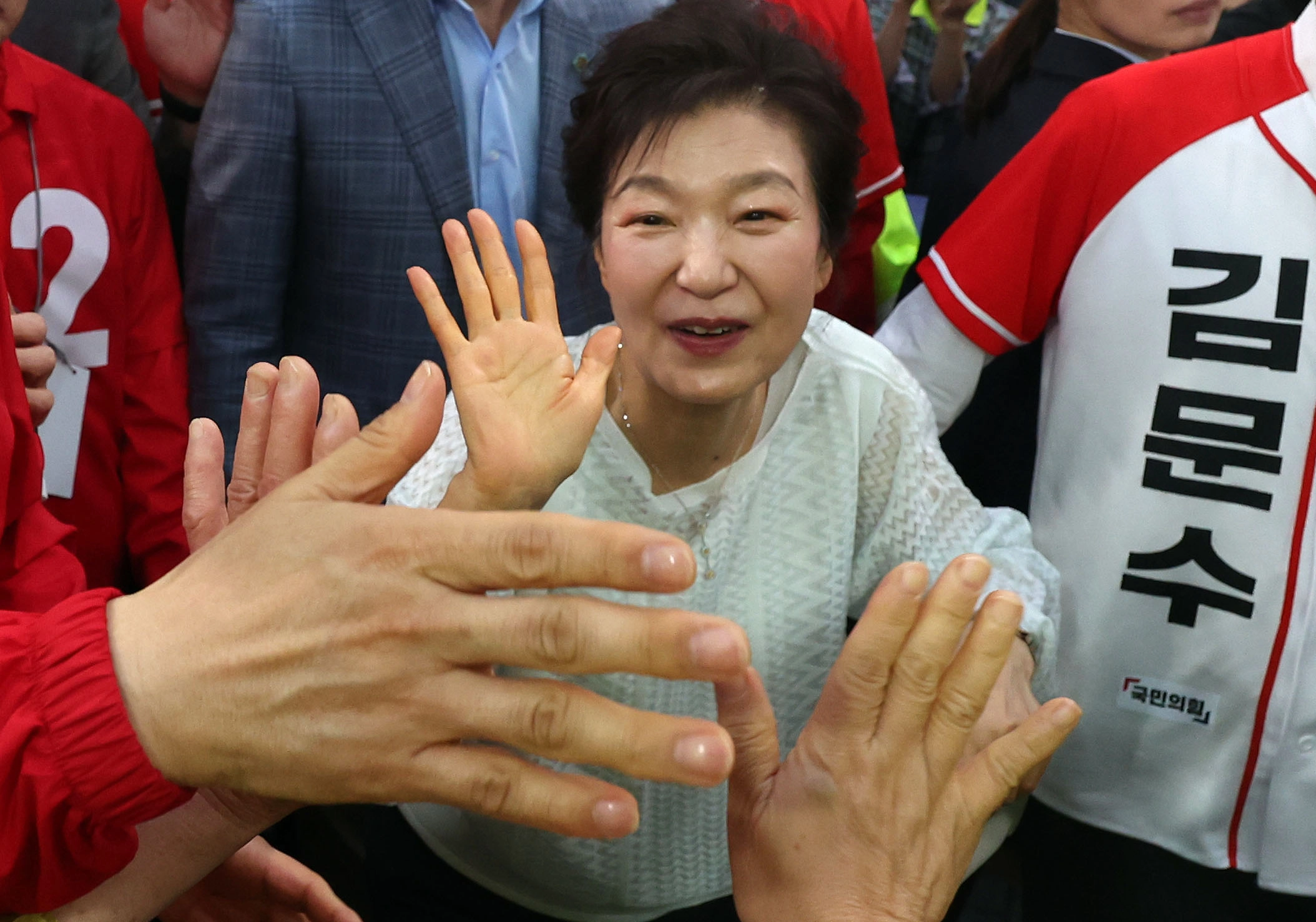 대선 하루 앞두고 진주 찾은 박근혜 전 대통령  제21대 대통령 선거 하루 전날인 2일 오후 박근혜 전 대통령이 경남 진주시 진주중앙시장을 찾아 인사하고 있다. 2025.6.2 연합뉴스