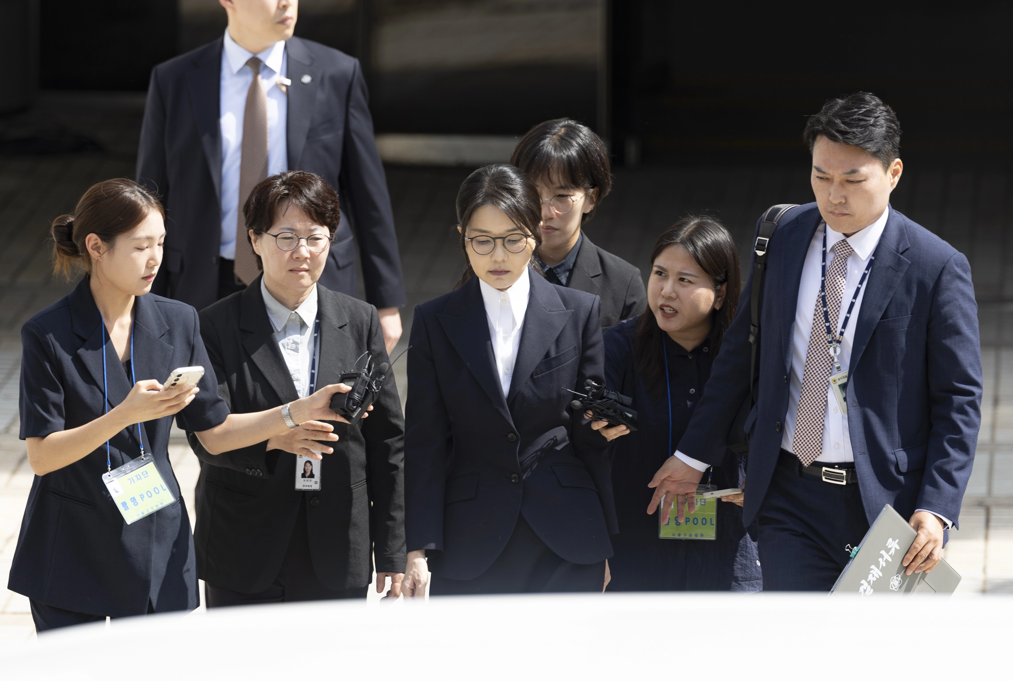 구치소 향하는 김건희 여사  윤석열 전 대통령 부인 김건희 여사가 12일 서울 서초구 서울중앙지법에서 열린 구속 전 피의자 심문(영장실질심사)를 마치고 나오고 있다. 2025.08.12 사진공동취재단