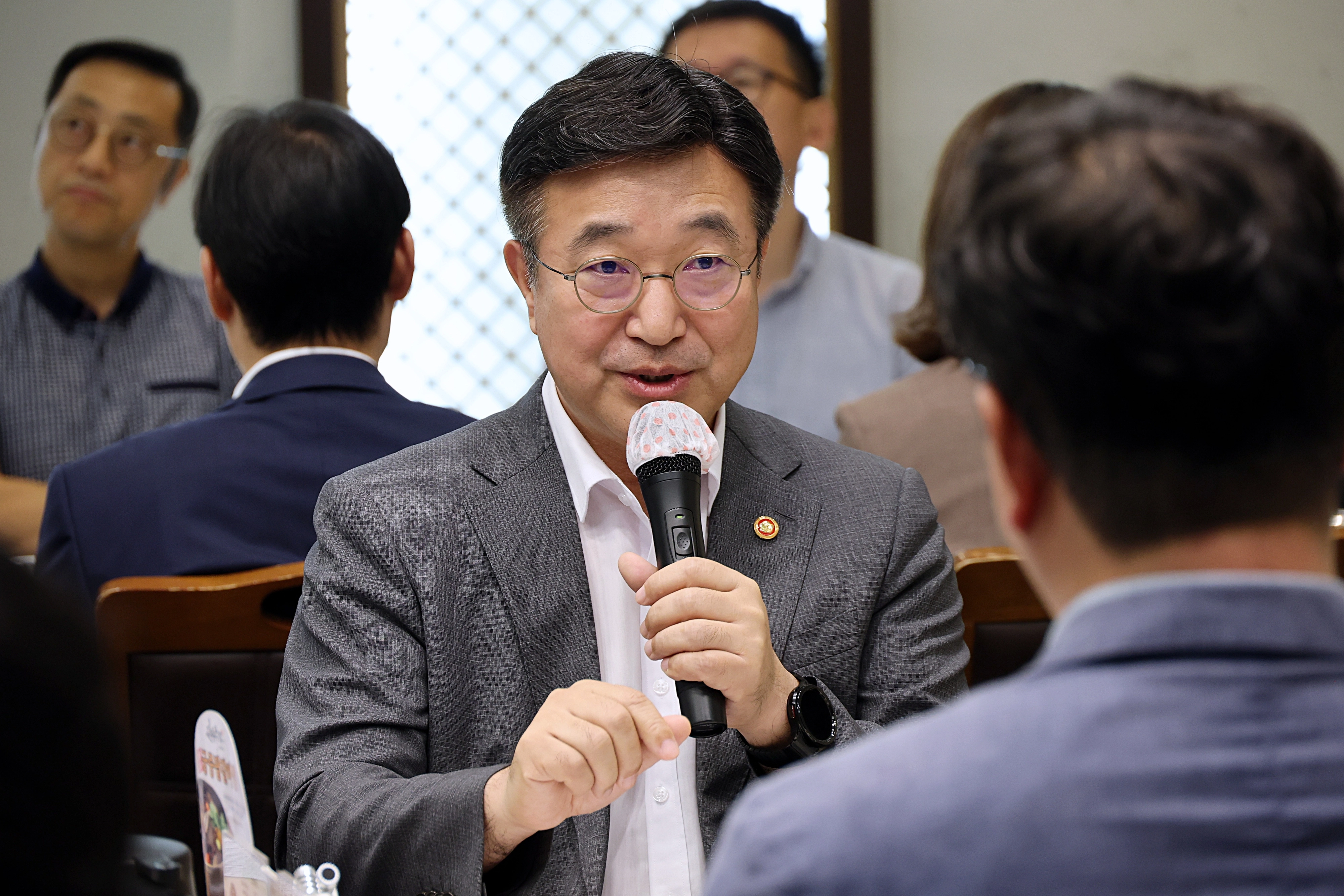 출입기자단과 오찬 간담회 하는 윤호중 장관
    (서울=연합뉴스) 윤호중 행정안전부 장관이 13일 서울 종로구에서 진행된 출입기자단과의 오찬 간담회에 참석해 기자들의 질의에 답변하고 있다. 2025.8.13 [행정안전부 제공. 재판매 및 DB 금지]
    photo@yna.co.kr
(끝)


<저작권자(c) 연합뉴스, 무단 전재-재배포, AI 학습 및 활용 금지>