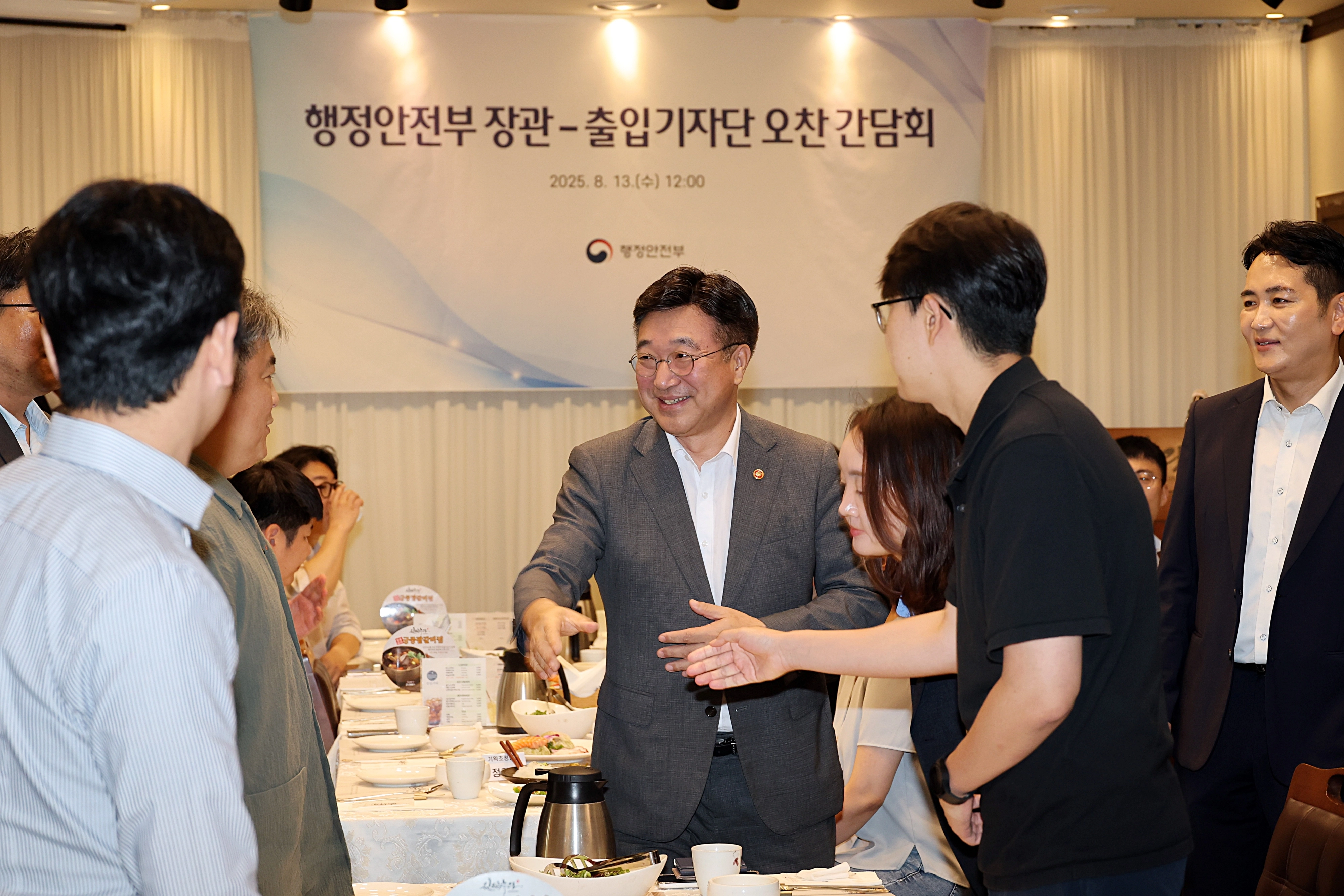 윤호중 장관, 출입기자단 오찬 간담회
    (서울=연합뉴스) 윤호중 행정안전부 장관이 13일 서울 종로구에서 진행된 출입기자단과의 오찬 간담회에 참석해 기자들과 악수하고 있다. 2025.8.13 [행정안전부 제공. 재판매 및 DB 금지]
    photo@yna.co.kr
(끝)


<저작권자(c) 연합뉴스, 무단 전재-재배포, AI 학습 및 활용 금지>