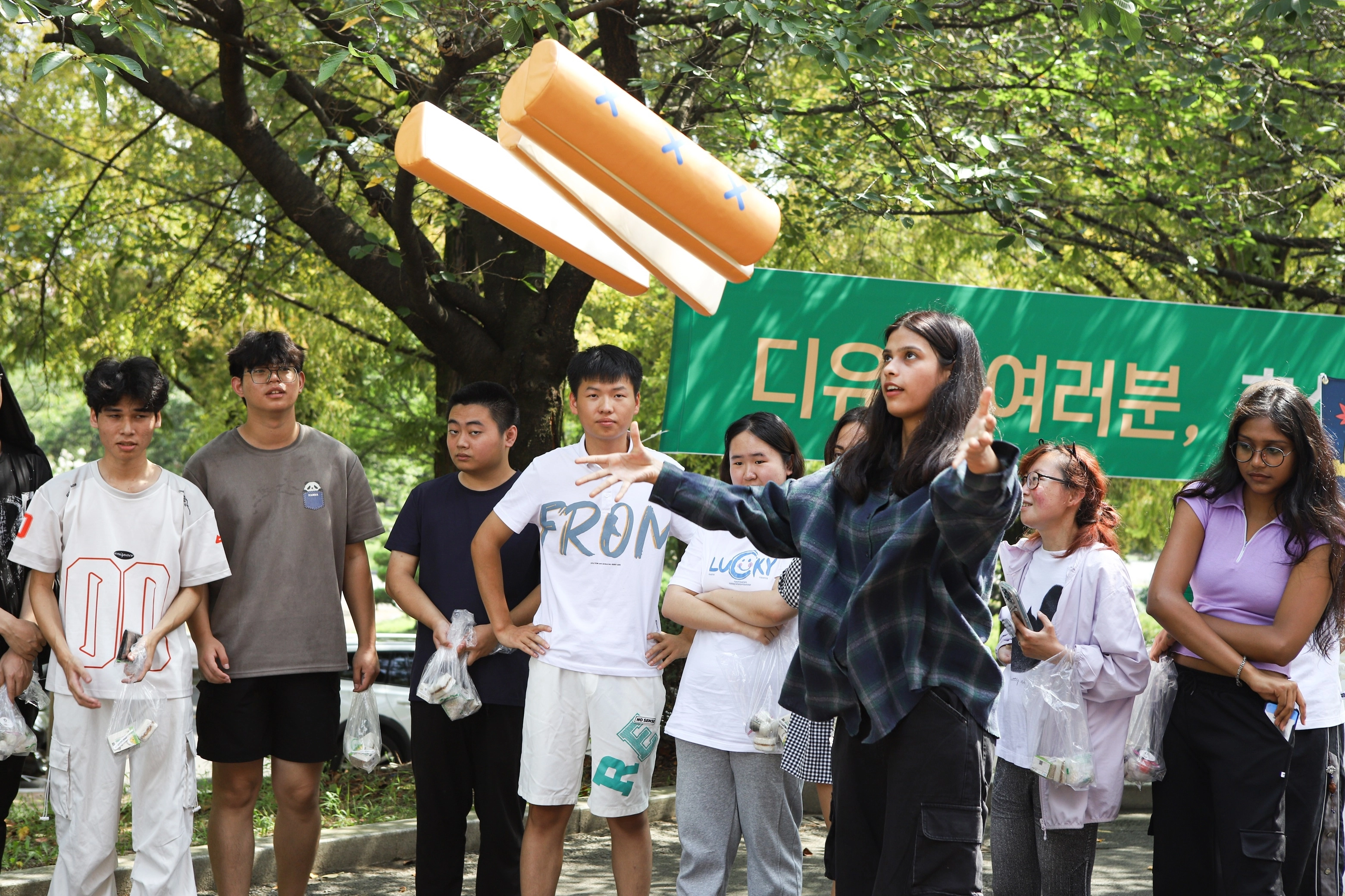 지난해 추석 외국인 유학생들을 위해 마련한 행사에서 유학생들이 윷놀이를 하고 있다.
대구대 제공