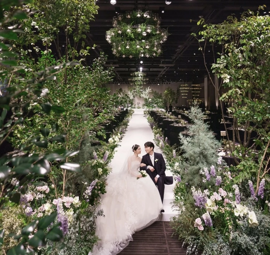 김연아는 2022년 10월 서울 중구 신라호텔에서 가족과 지인 등을 초대한 가운데 비공개로 결혼식을 올렸다. 김연아 인스타그램