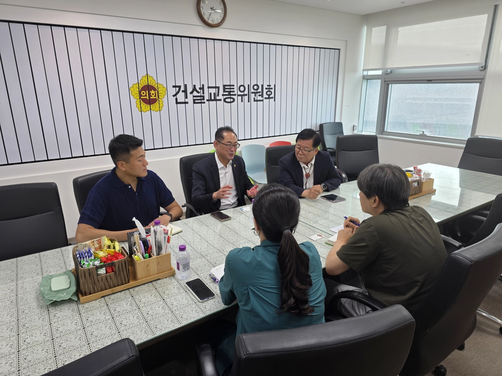 김완규 의원(보건복지위원회)이 8월 12일, 경기도의회 건설교통위원회 위원장, 경기도 광역교통정책과 및 택시교통과 관계자들과 함께 고양 서구 교통소외지역 문제 해결을 위한 정담회를 열고 있다. (사진=경기도의회)