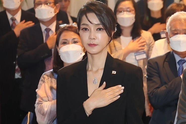 2022년 6월 스페인 동포 만찬간담회에 참석한 김건희 여사가 ‘반클리프 아펠’ 목걸이를 착용한 모습. 연합뉴스