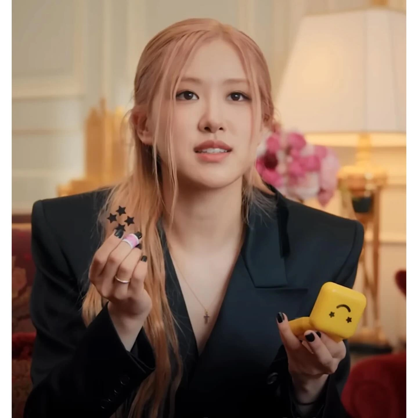 블랙핑크 로제가 쓰고 있다고 밝혀 화제가 된 여드름 패치. 유튜브 보그 프랑스 캡처