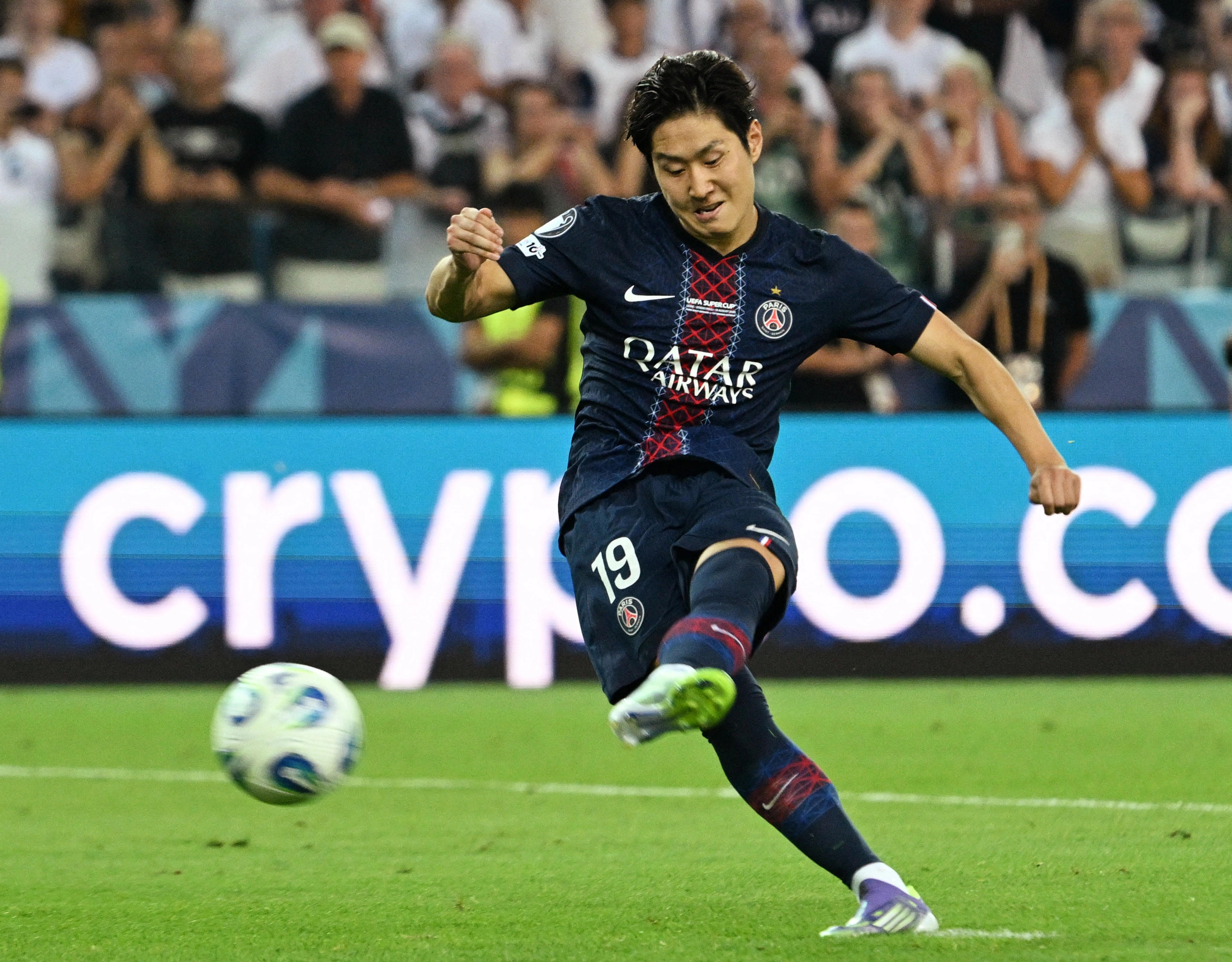 파리 생제르맹 이강인이 14일(한국시간) 이탈리아 우디네의 스타디오 프리울리에서 열린 2025 유럽축구연맹(UEFA) 슈퍼컵 토트넘과의 경기에서 승부차기를 시도하고 있다. 로이터 연합뉴스