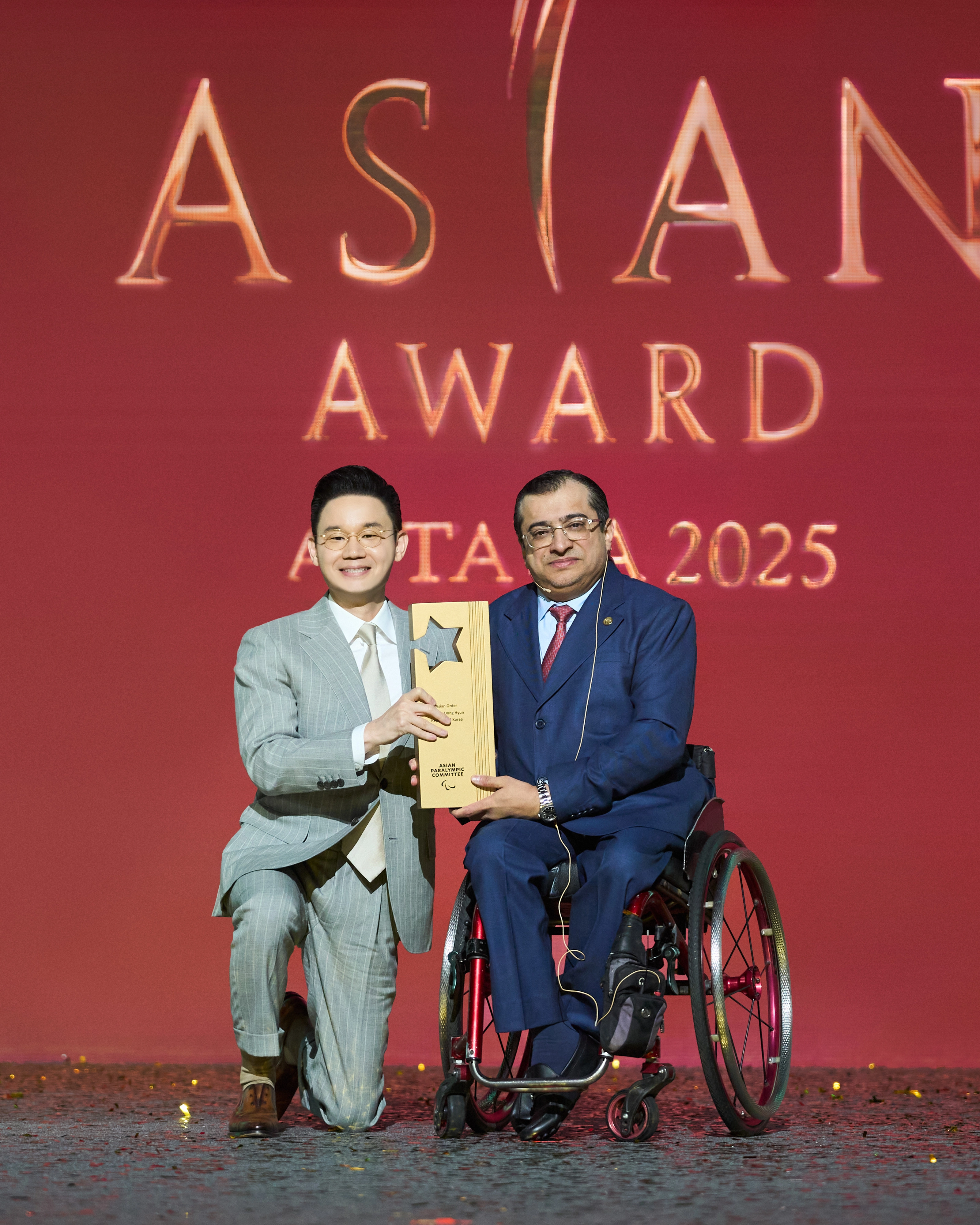 배동현(왼쪽) BDH 재단 이사장이 13일 카자흐스탄 아스타나에서 열린 2025 아시아패럴림픽위원회 시상식에서  아시아 훈장을 받고 있다. 대한장애인체육회 제공