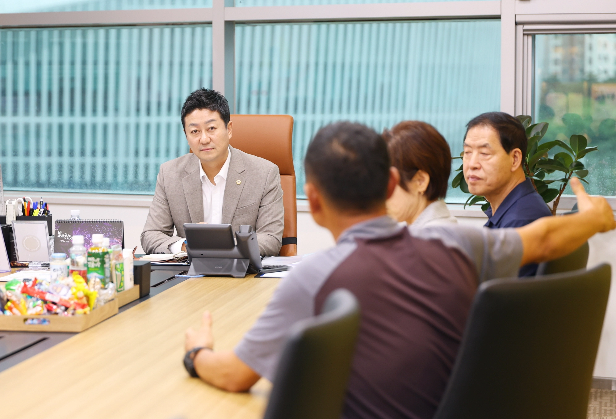 김진경 의장이 정담회에서 참석자들의 지역사회 안전 강화 방안 건의를 경청하고 있다. (사진=경기도의회)