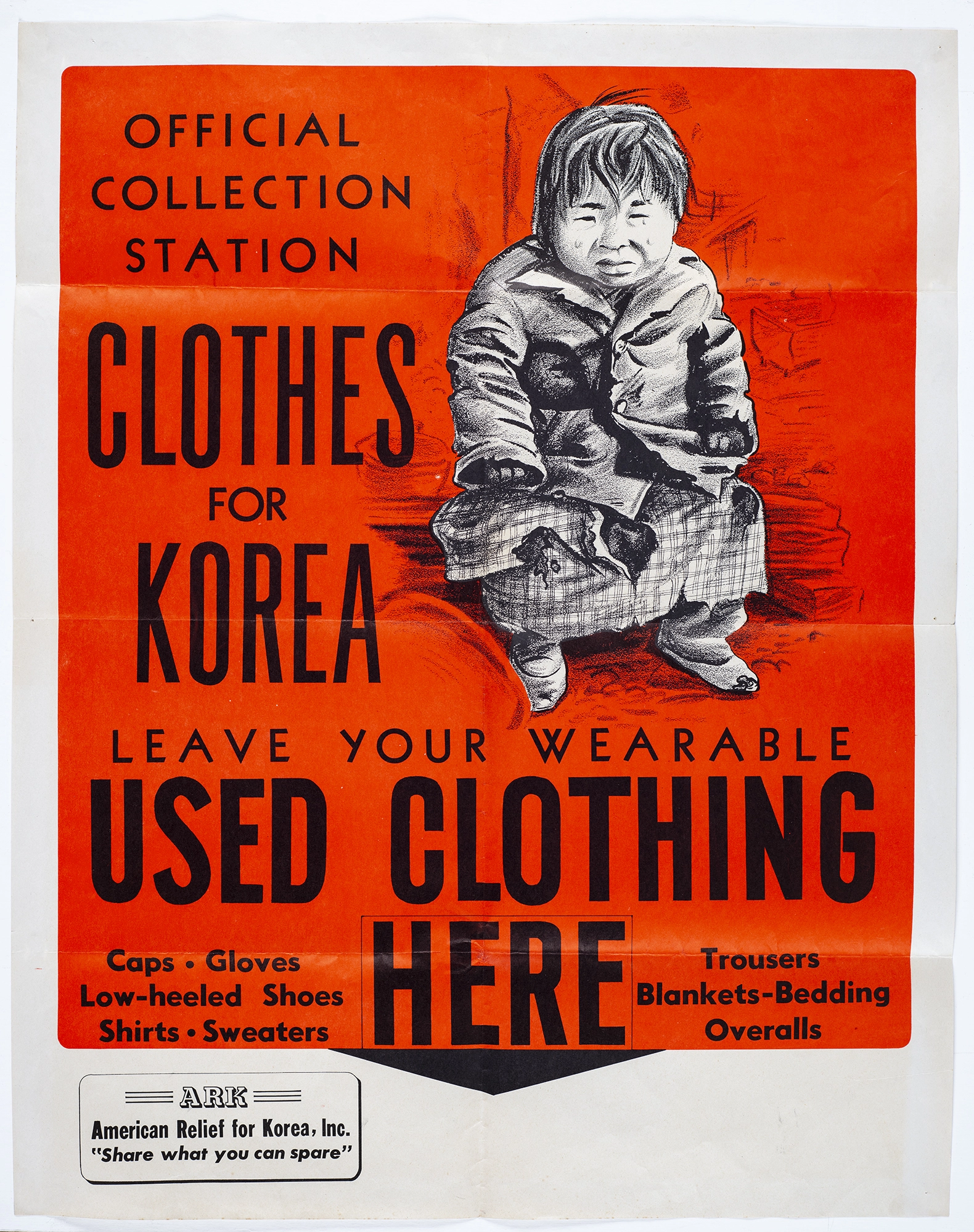 미국 내 한국 구호 단체(America Relief for Korea, ARK) 옷 보내기 운동 포스터이다. 당신의 입을만한 헌 옷을 여기로 보내달라(leave your wearable used clothing here)는 내용이 보인다. 독립기념관 제공