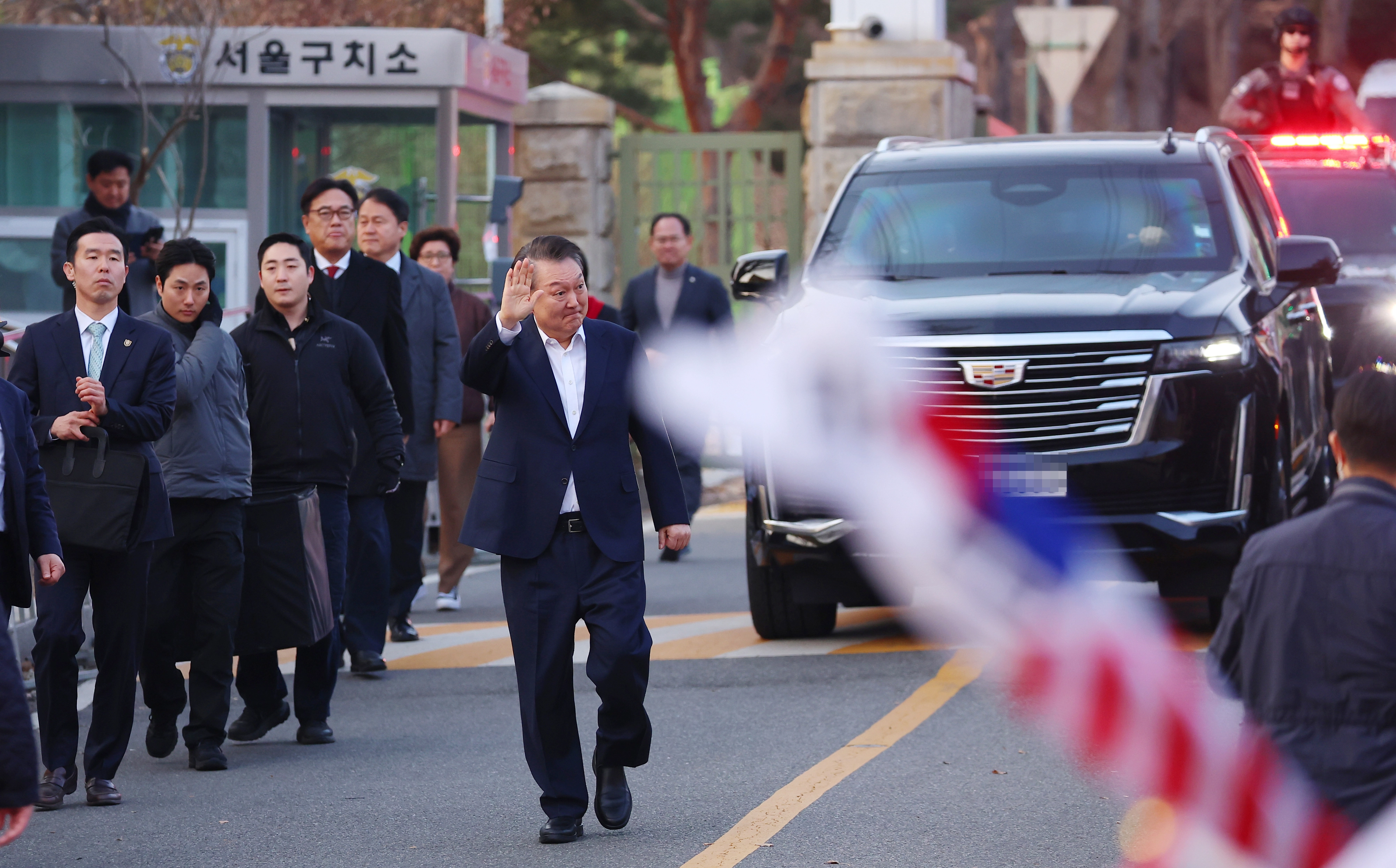 석방된 윤석열 대통령이 8일 경기도 의왕시 서울구치소 앞에서 경호차량에서 내려 지지자들에게 인사하며 구치소를 나오고 있다. 2025.3.8 연합뉴스