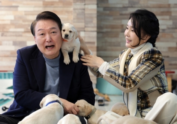 윤석열 대통령과 부인 김건희 여사가 24일 경기도 용인 삼성화재 안내견 학교에서 리트리버 강아지들과 즐거운 시간을 보내고 있다. 2022.12.24 대통령실 제공