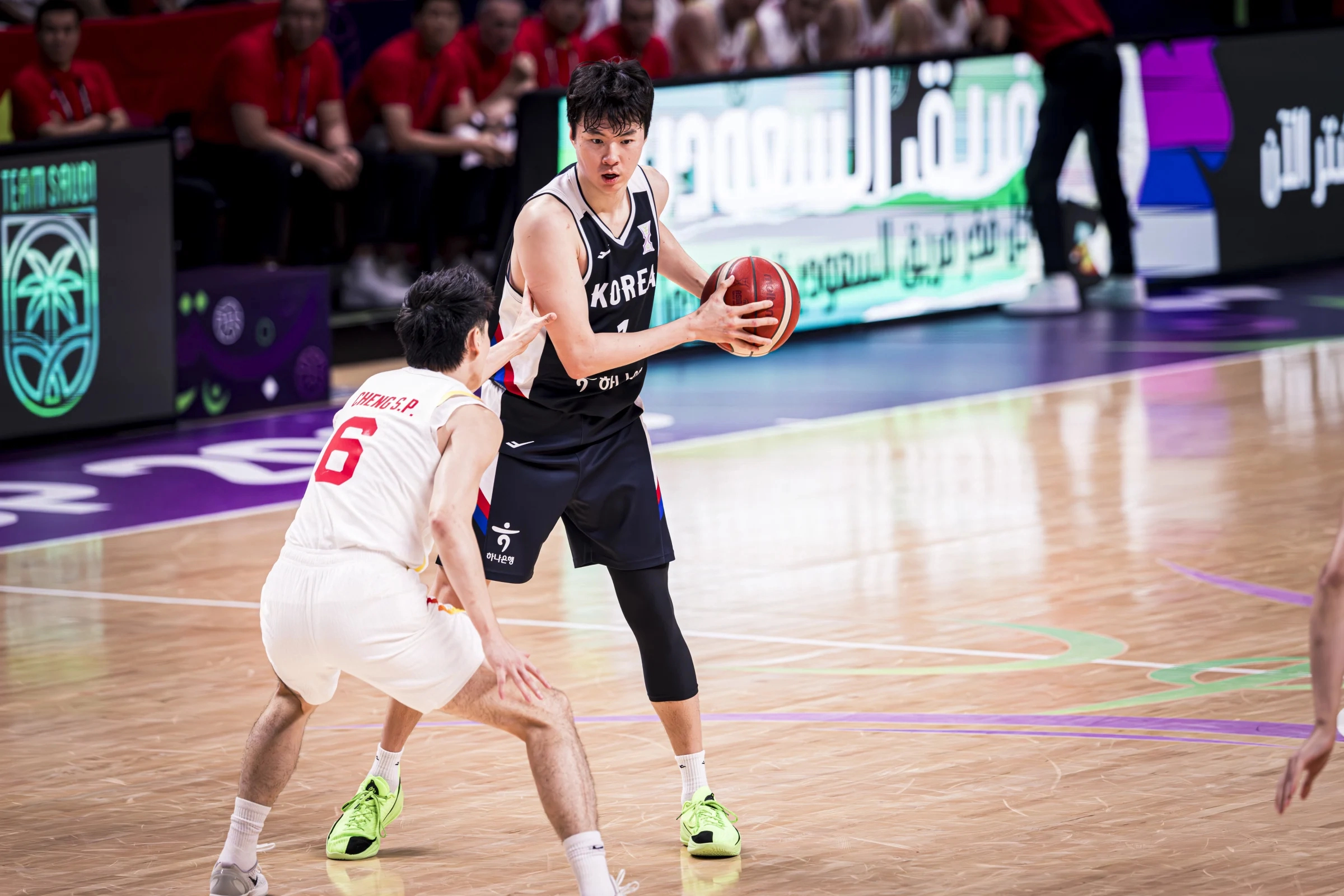 한국 남자농구 국가대표 이현중이 14일 사우디아라비아 제다에서 열린 2025 국제농구연맹(FIBA) 아시아컵 중국과의 8강전에서 공격하고 있다. FIBA 제공