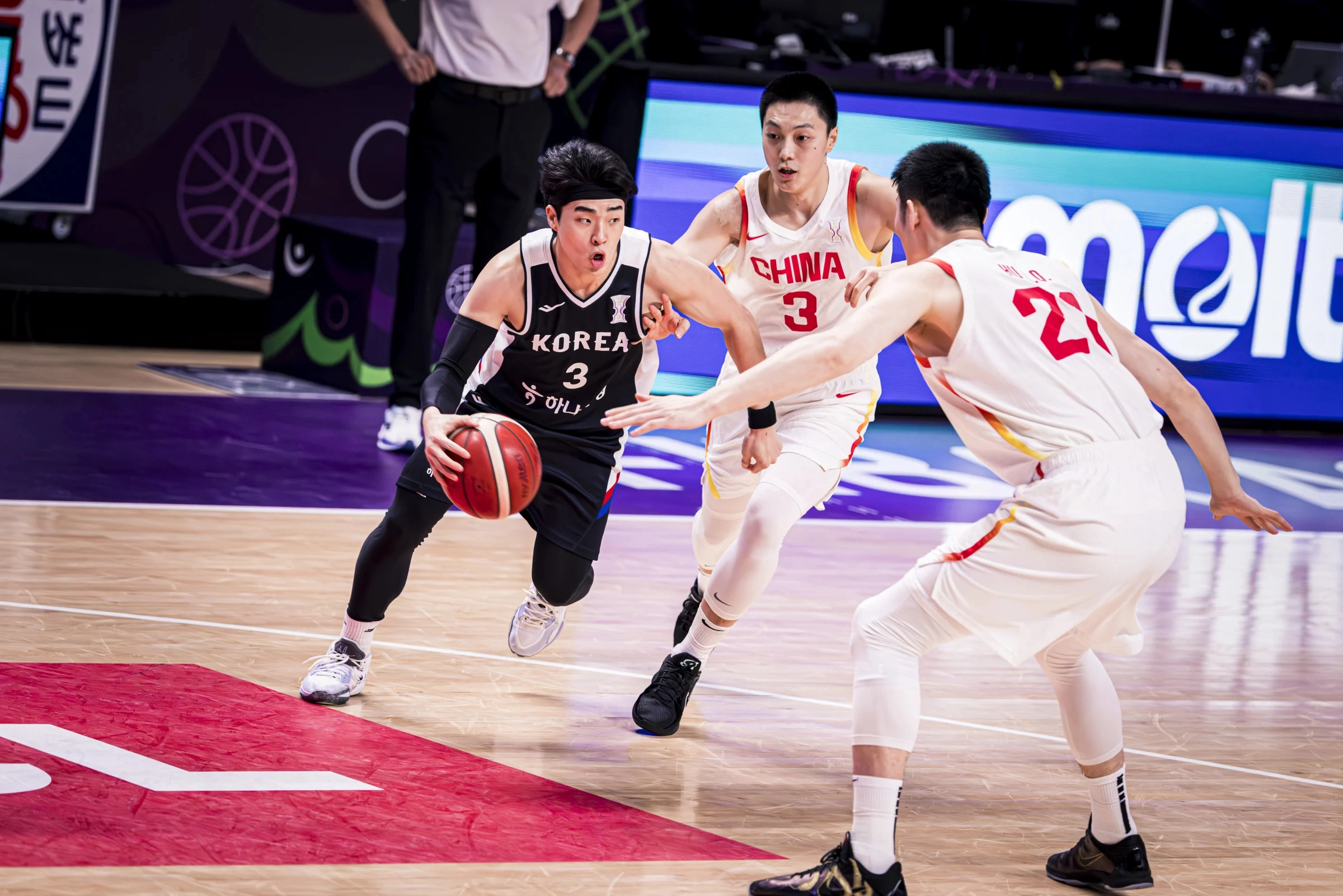 한국 남자농구 국가대표 정성우가 14일 사우디아라비아 제다에서 열린 2025 국제농구연맹(FIBA) 아시아컵 중국과의 8강전에서 돌파하고 있다. FIBA 제공