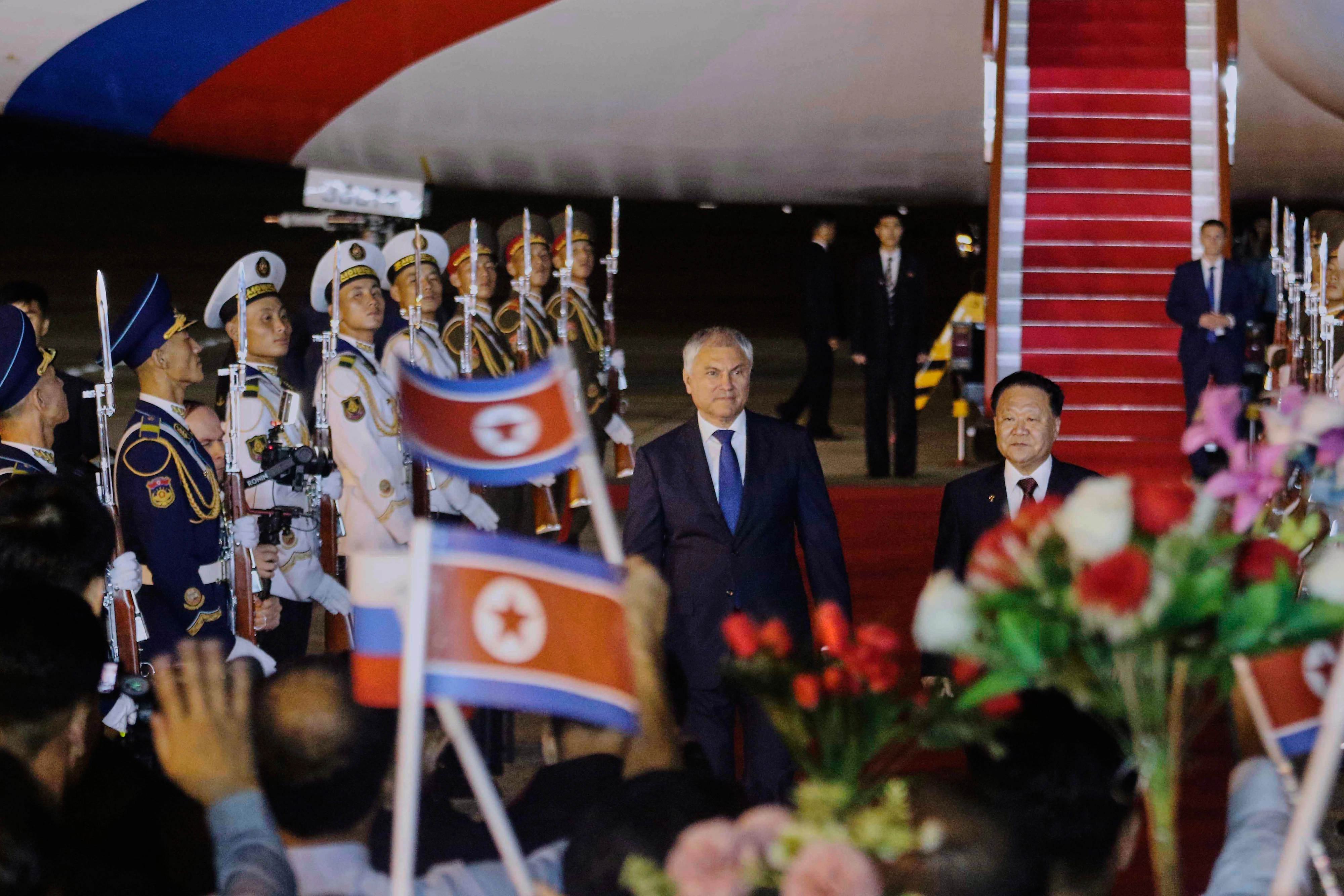 뱌체슬라프 볼로딘 러시아 하원(국가두마) 의장이 광복 80주년을 앞두고 14일 북한 평양 국제공항에 도착해 최룡해 최고인민회의 상임위원장의 영접을 받고 있다. 2025.8.14 평양 AP 연합뉴스