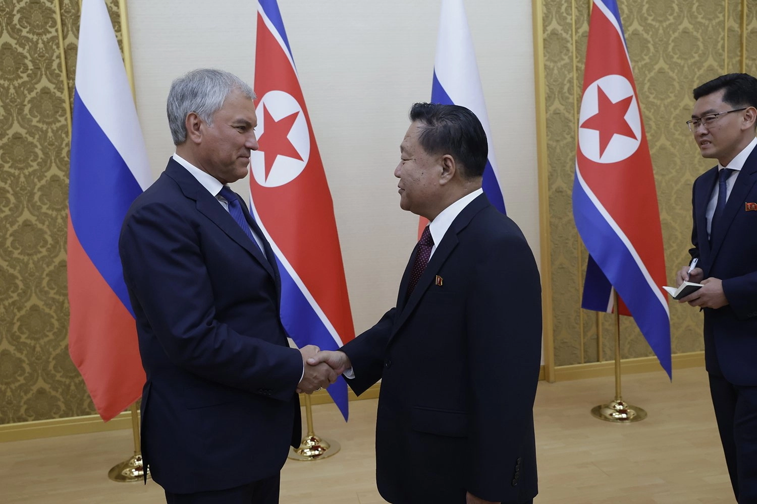 광복 80주년을 맞아 북한을 방문한 뱌체슬라프 볼로딘 러시아 하원(국가두마) 의장이 14일 평양에서 최룡해 최고인민회의 상임위원장과 악수하고 있다. 2025.8.14 평양 EPA 연합뉴스