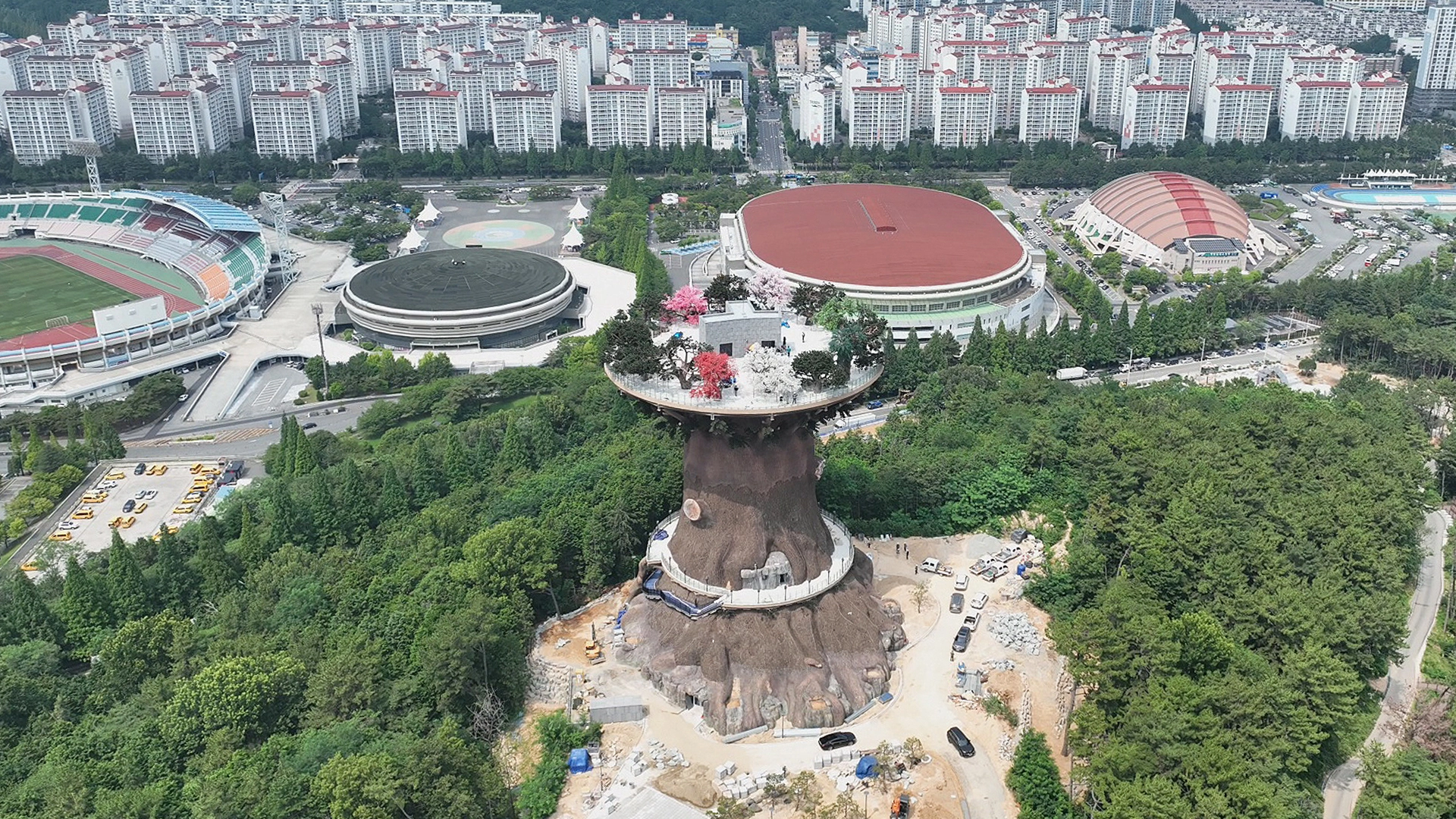 창원시 성산구 대상공원에 들어선 ‘빅트리’. 공개 후 흉물 논란에 휩싸이자 창원시는 임시 개방·시민 의견 청취 등 대책 마련에 나섰다.
창원시 제공