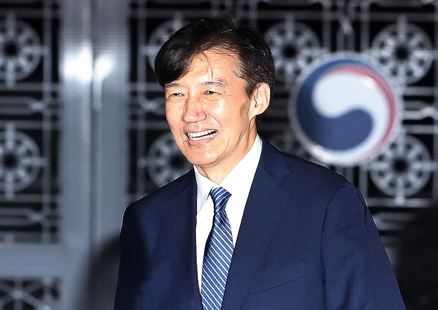 이재명 정부 첫 특별사면·복권 대상에 오른 조국 전 조국혁신당 대표가 15일 새벽 서울 구로구 서울남부구치소를 나서고 있다. 2025.8.15 뉴스1