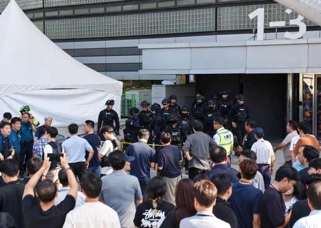 10일 서울 송파구 올림픽공원 KSPO돔(옛 체조경기장)에 폭발물을 설치했다는 신고가 접수된 가운데 수색을 마친 경찰특공대가 이동하고 있다. 아이돌 그룹 콘서트를 보려던 관객과 시민들이 대피하는 소동이 일었지만, 수색 결과 폭발물은 발견되지 않았다. 2025.8.10 연합뉴스