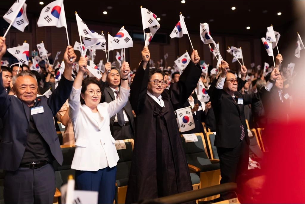 15일 오전 경기아트센터에서 김동연 경기도지사가 국내,외 독립유공자 후손 및 지역 사회 구성원 등과 만세삼창을 하고 있다. (경기도 제공)