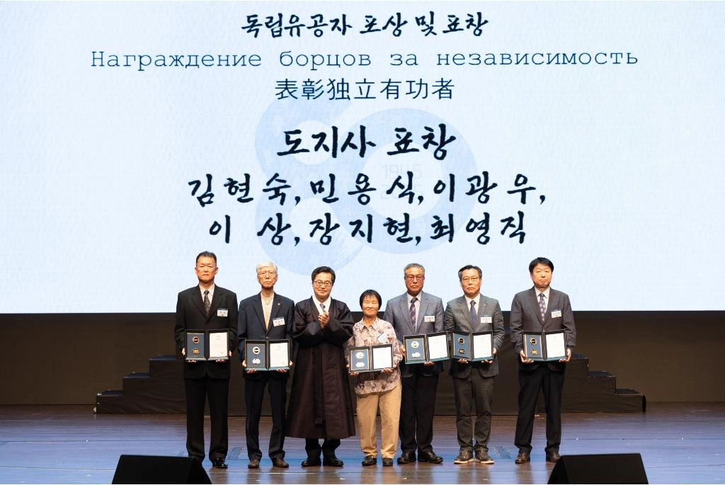 15일 오전 경기아트센터에서 열린 제80주년 광복절 경축식 행사에서 김동연 경기도지사가 포상 수여 후 기념 촬영을 하고 있다. (경기도 제공)