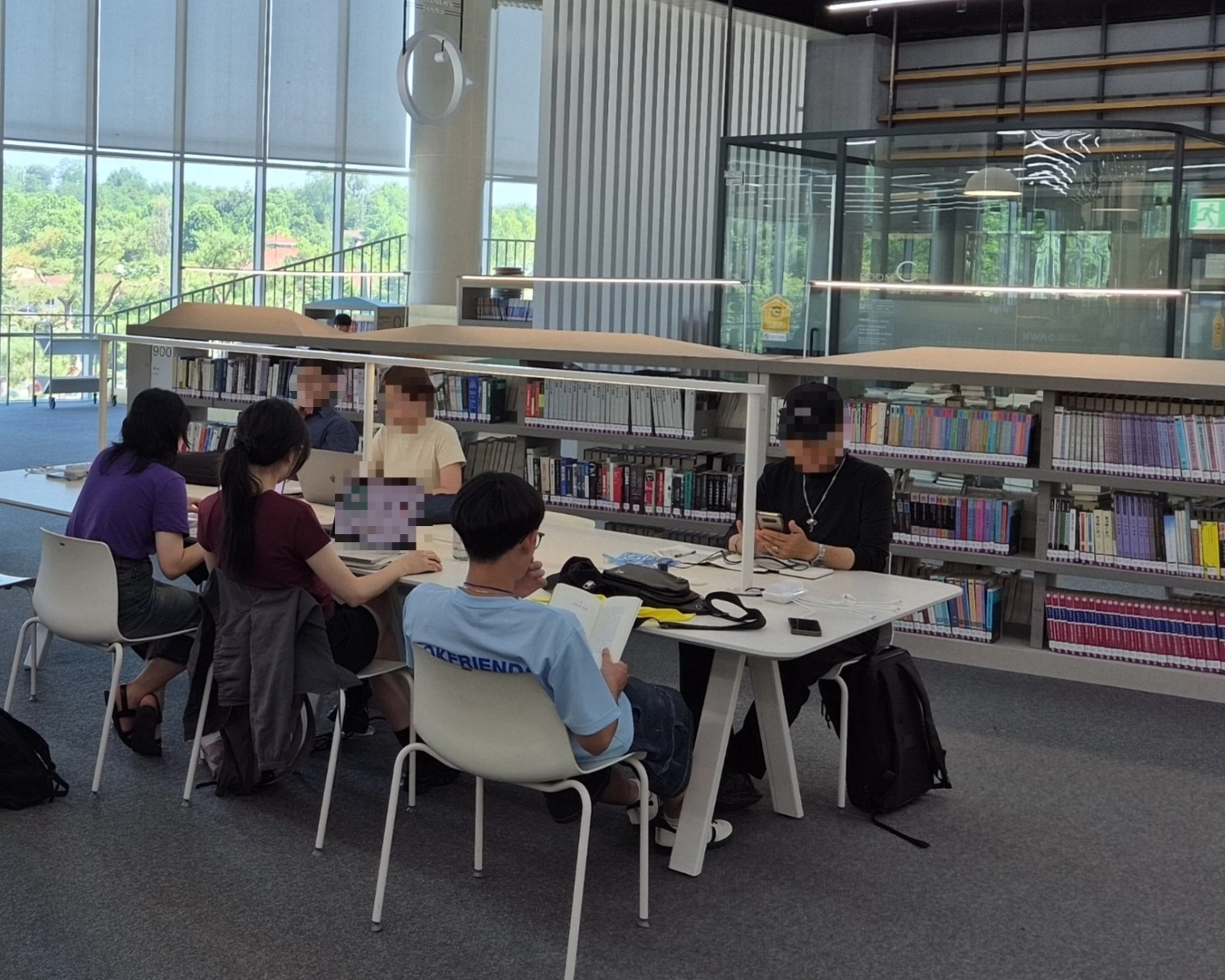 16일 서울 용산구 전쟁기념관 라이브러리 좌석에 시민들이 앉아있다. 이곳은 통창에서 남산을 바라볼 수 있는 경치로 입소문을 탔다. 김우진 기자