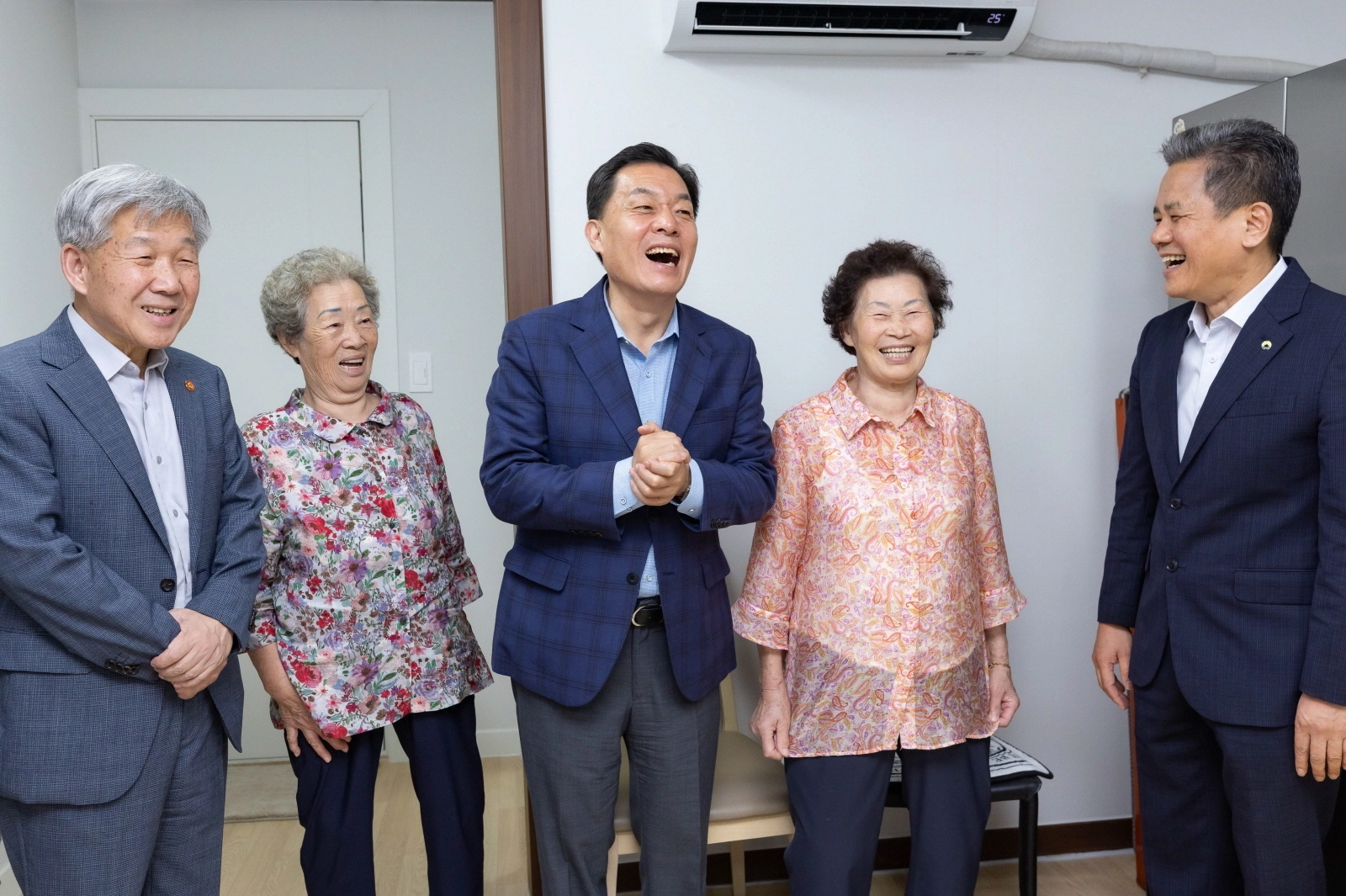 14일  이재준 수원시장(가운데)이 독립운동가 강익승 지사의 후손 강점순 씨 집들이에 참석해 활짝 웃고 있다. (수원시 제공)
