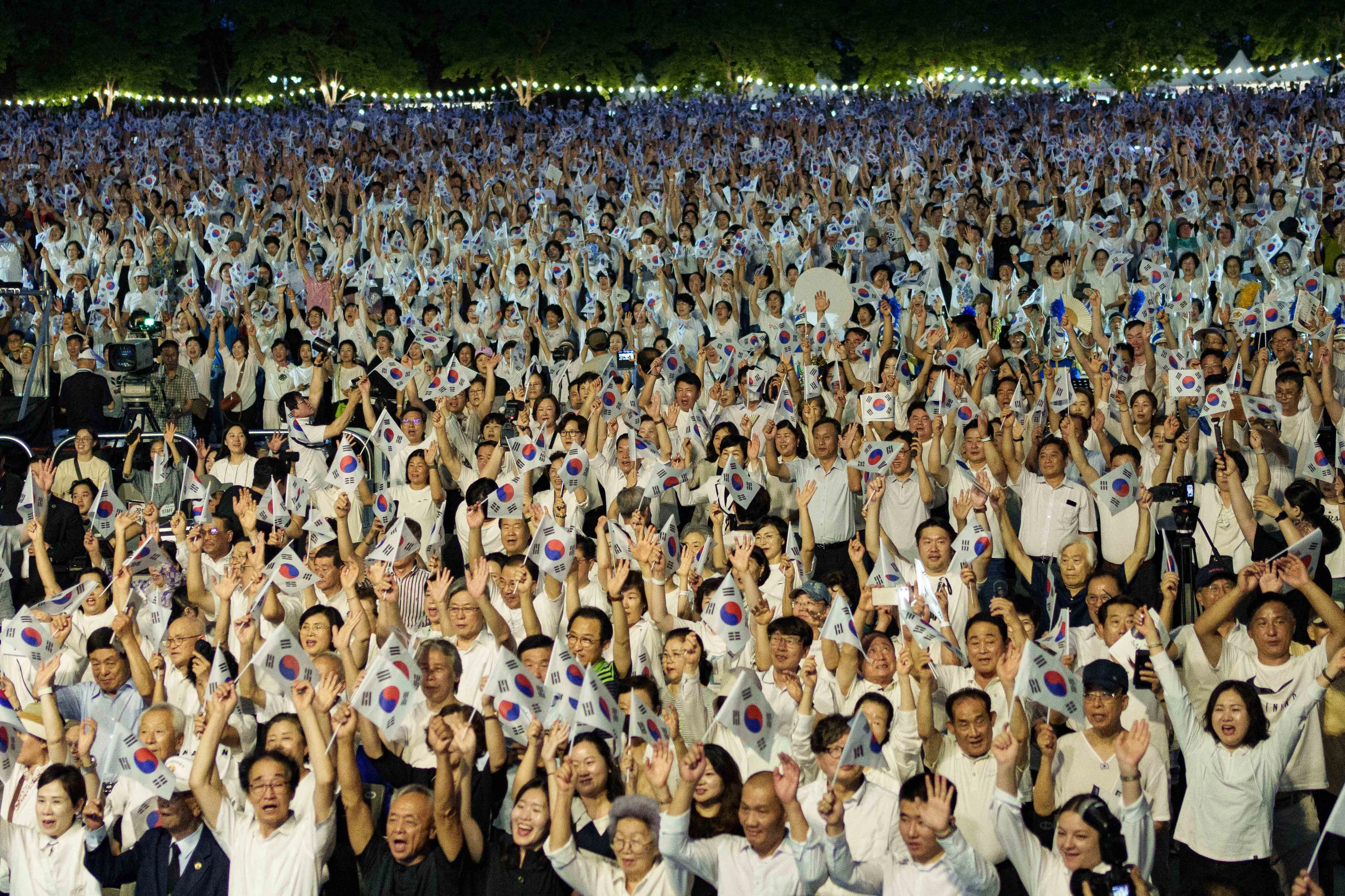 15일 열린 ‘광복 80주년 기념 수원시민 대합창’에서 시민들이 만세삼창을 하고 있다. (수원시 제공)