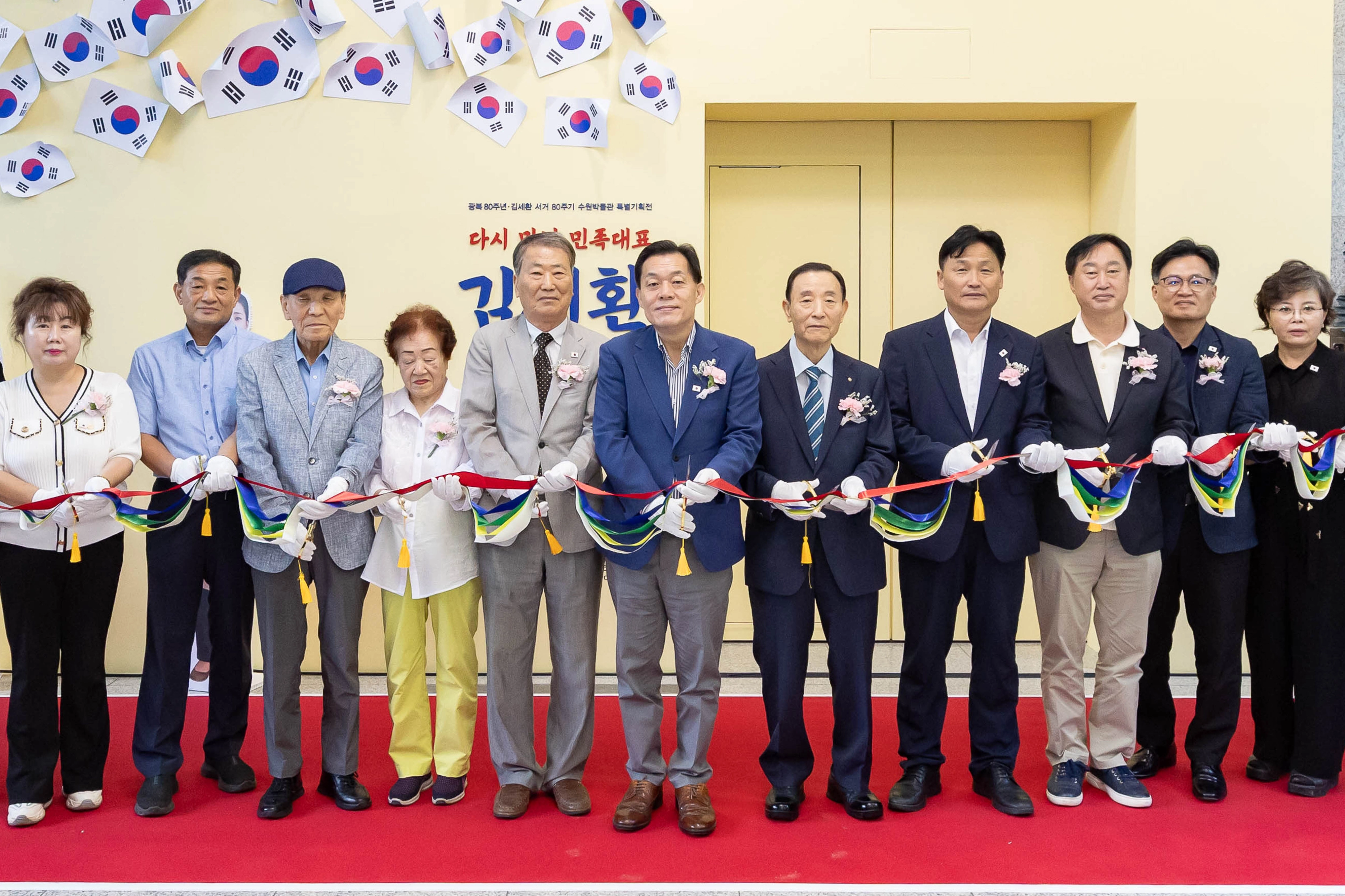 16일 수원박물관에서 열린 특별기획전 ‘다시 만난 민족대표 김세환’ 개막식에 참석한 이재준 시장(왼쪽 6번째) 등 참석자들이 테이프를 자르고 있다. (수원시 제공)
