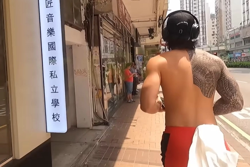 방송인 덱스가 홍콩 여행 중 홍콩 도심에서 상의를 벗고 러닝을 하고 있다. 유튜브 채널 ‘덱스101’ 캡처