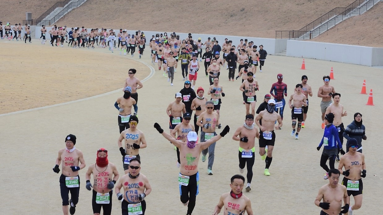 지난 1월 5일 대구 달서구 두류공원에서 열린 ‘2025 전국새해 알몸 마라톤대회’ 참가자들이 출발 신호에 맞춰 달리기를 시작하고 있다. 주최 측 제공