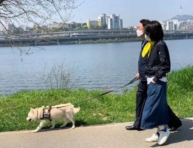 윤석열 전 대통령과 아내 김건희 여사가 2022년 4월 17일 반려견 토리와 산책을 하고 있다. 김건희 공식 팬카페 ‘건사랑’ 캡처