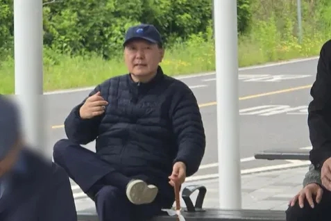 지난 5월 5일 서울 동작대교 부근 한강공원에서 포착된 윤석열 전 대통령. 온라인 커뮤니티 클리앙 캡처