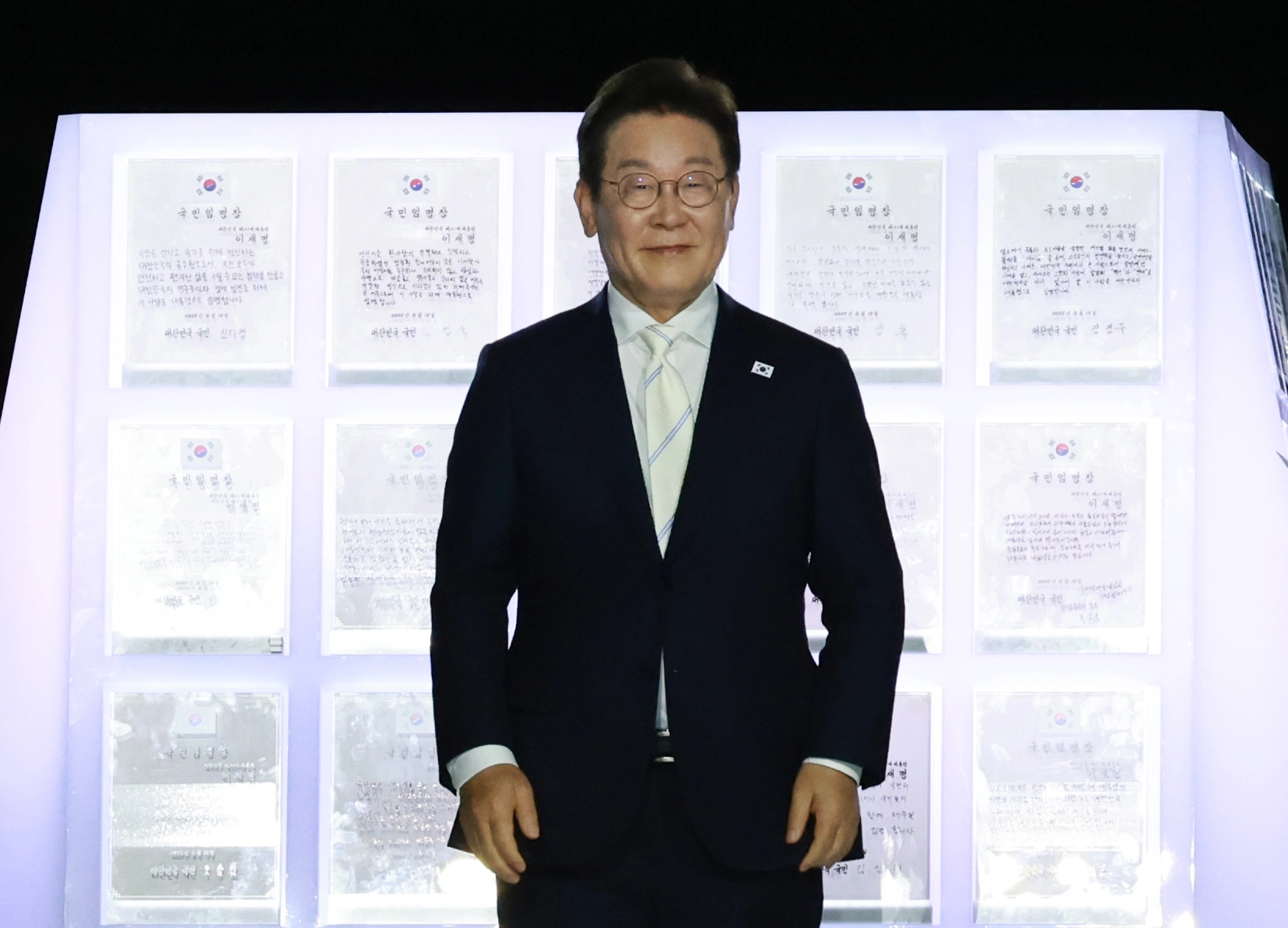 국민임명식 ‘광복 80년, 국민주권으로 미래를 세우다’ 행사  이재명 대통령이 15일 서울 세종대로 광화문광장에서 열린 제21대 대통령 국민임명식 ‘광복 80년, 국민주권으로 미래를 세우다’ 행사에서 감사 인사말 준비를 하고 있다. 2025.08.15. 뉴시스