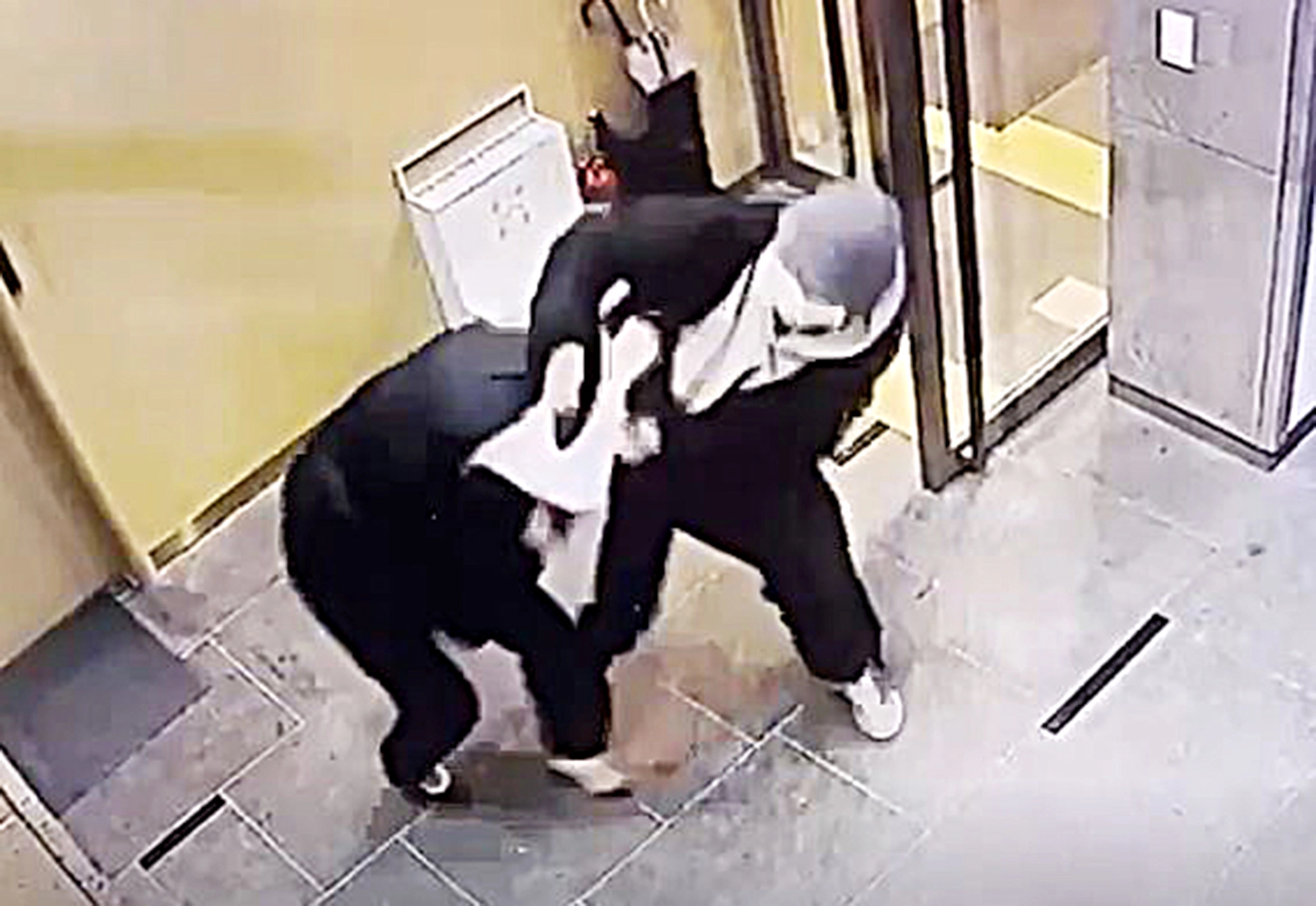 배현진 국민의힘 의원은 지난해 1월 25일 오후 5시쯤 서울 강남구 신사동의 건물 1층에서 10대 중학생 A군으로부터 돌덩이로 머리를 10여차례 가격당했다. 사진은 미성년자인 습격범이 배 의원을 습격하는 모습. 2024.1.25 배현진 의원실 제공