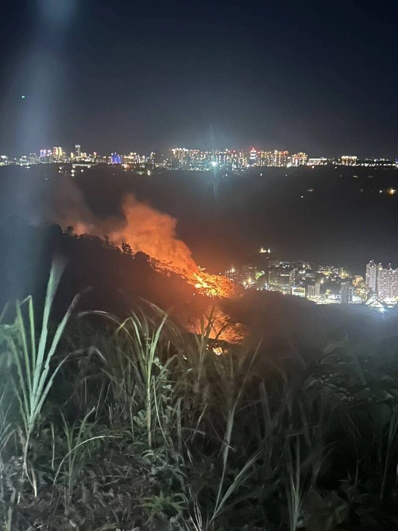 14일(현지시간) 대만 신베이시 슈린의 다퉁산에서 20대 남성이 노을 사진을 찍기 위해 송전탑 꼭대기에 올라갔다가 감전돼 사망하는 사고가 벌어졌다. 사진은 이 사고로 발생한 산불의 모습. 타오위안시 제공
