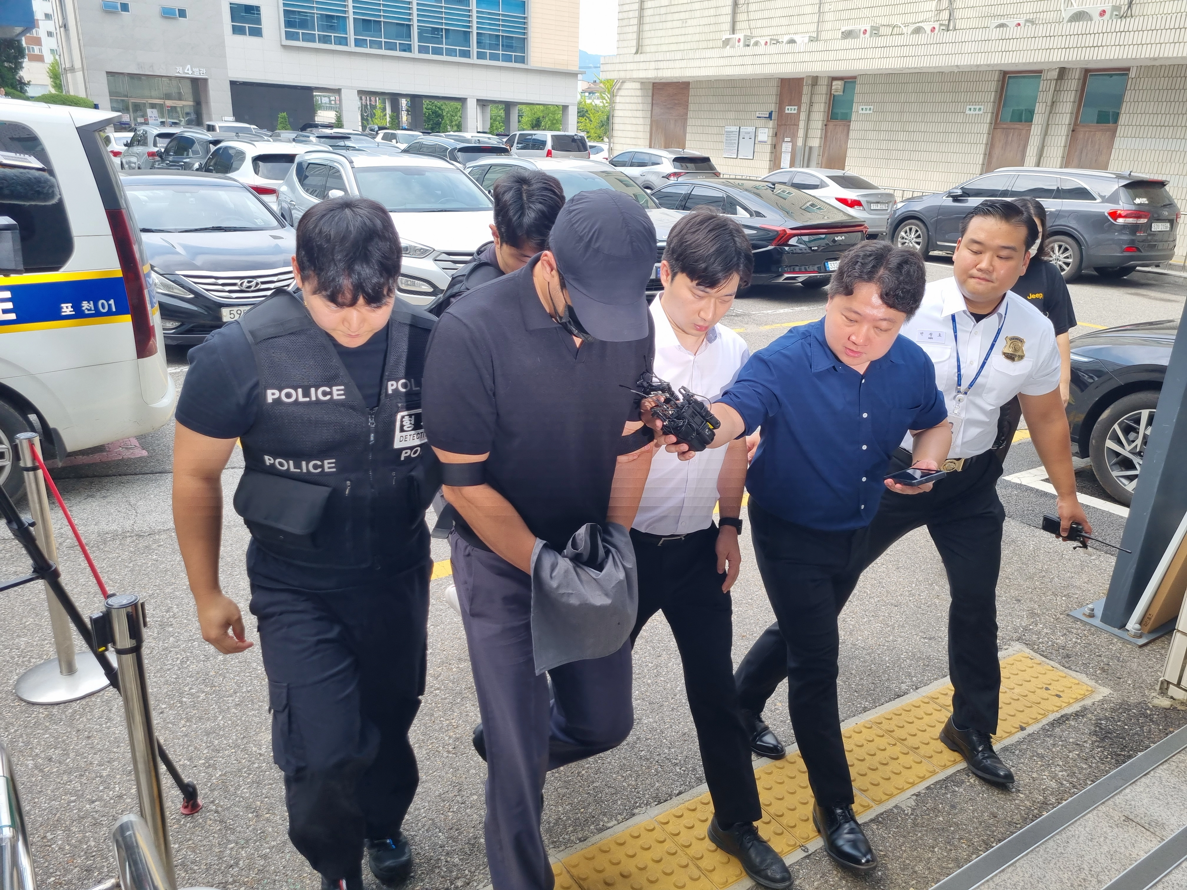 고객 집서 강도행각 포천 농협직원 영장실질심사 출석  경기 포천시의 한 아파트에 무단 침입해 수천만원의 금품을 훔쳐 달아난 지역농협 직원 A씨가 30일 오전 10시5분께 구속 전 피의자 심문(영장실질심사)을 받기 위해 법원에 출석하고 있다. 2025.07.30 뉴시스