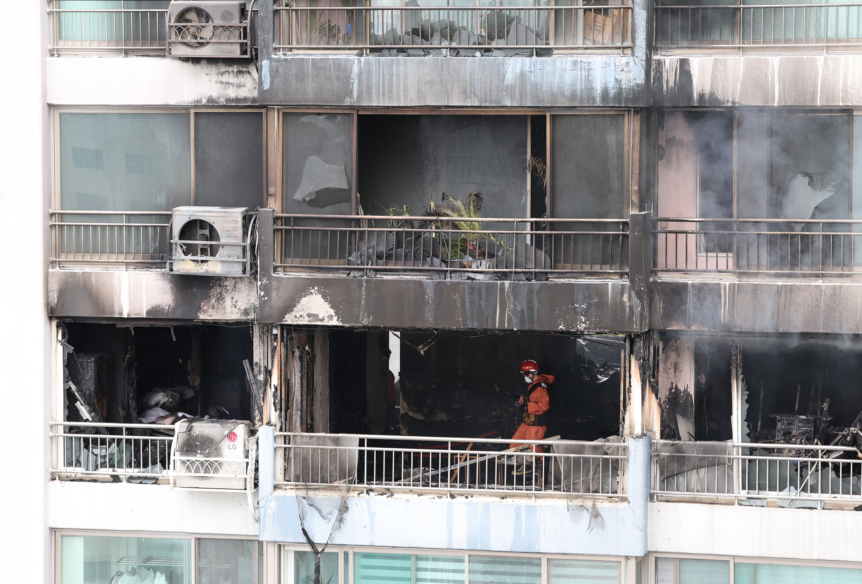 17일 오전 서울 마포구 창전동 한 아파트에서 화재가 발생해 소방대원들이 잔불을 정리하고 있다. 연합뉴스