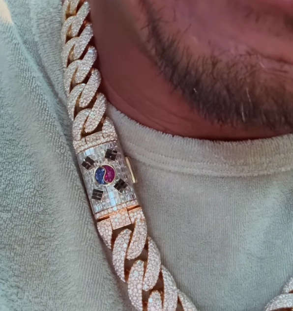 이종격투기 선수 겸 방송인 추성훈이 태극기 목걸이를 인증했다. 인스타그램 캡처