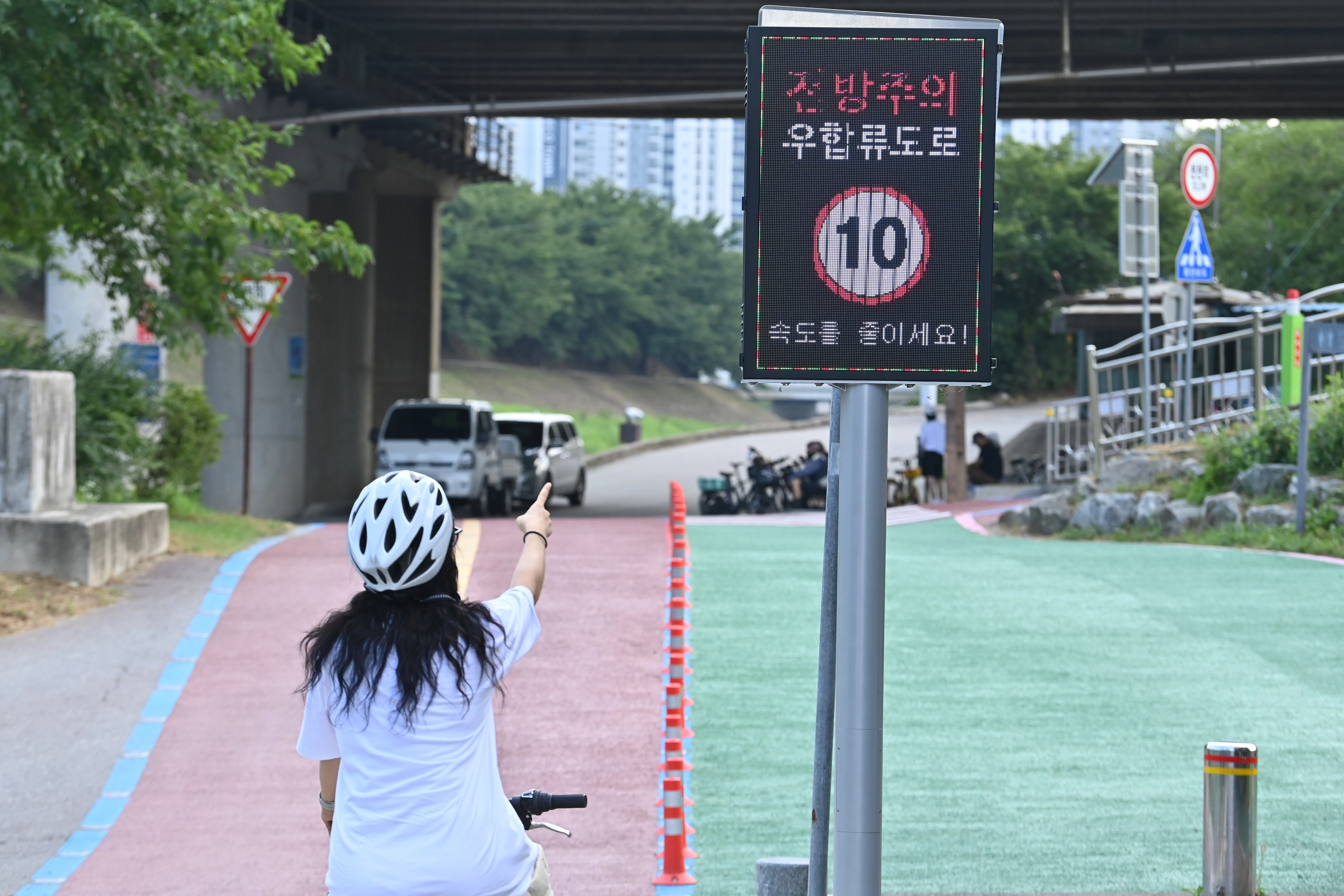 자전가를 탄 한 시민이 당정뜰 자전거도로 초입 전광판을 확인하며 전용도로 안전수칙을 준수하고 있다. 
하남시 제공